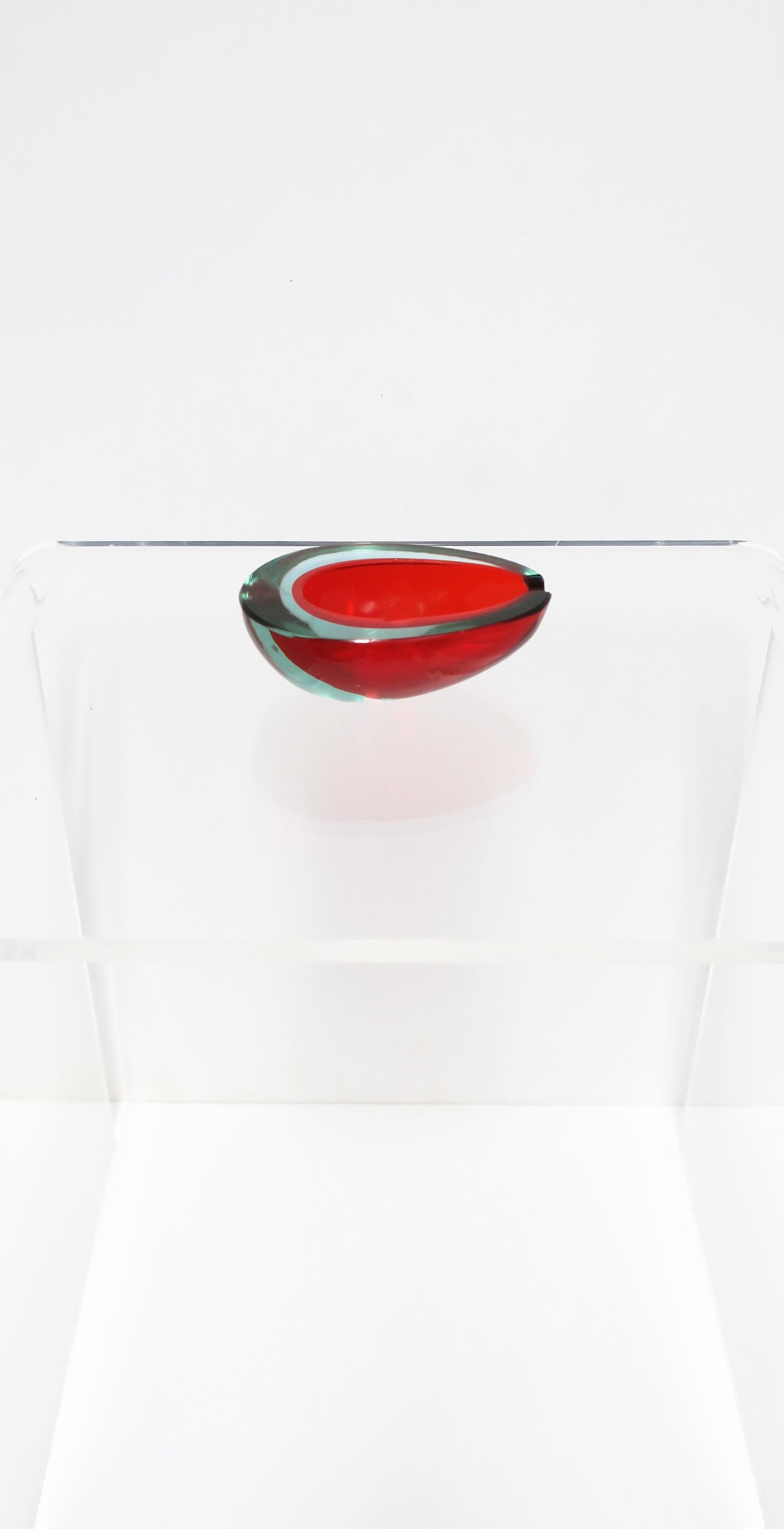 Italienische Schale oder Aschenbecher aus rotem Murano-Kunstglas im Angebot 5