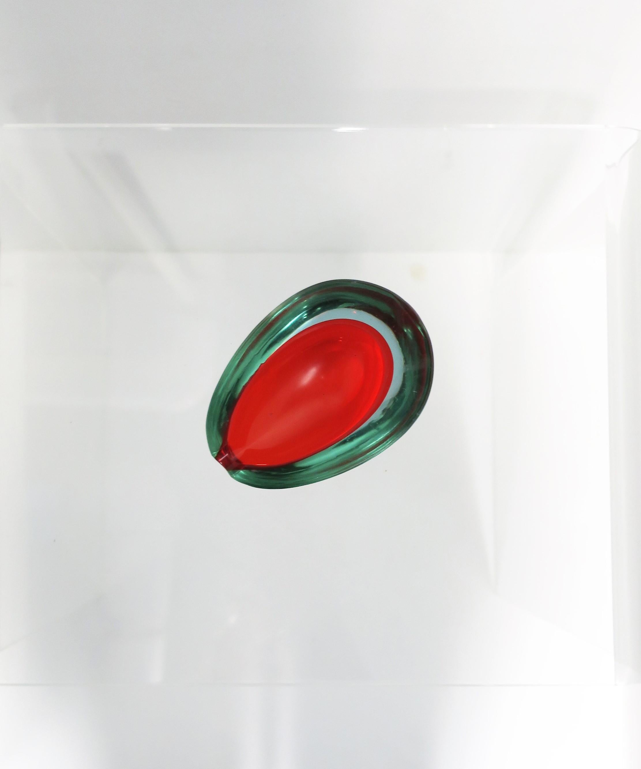 Moderner roter Muranoglas-Aschenbecher oder kleine Videopoche, etwa Mitte des 20. Jahrhunderts, Italien. Abmessungen: 1.5