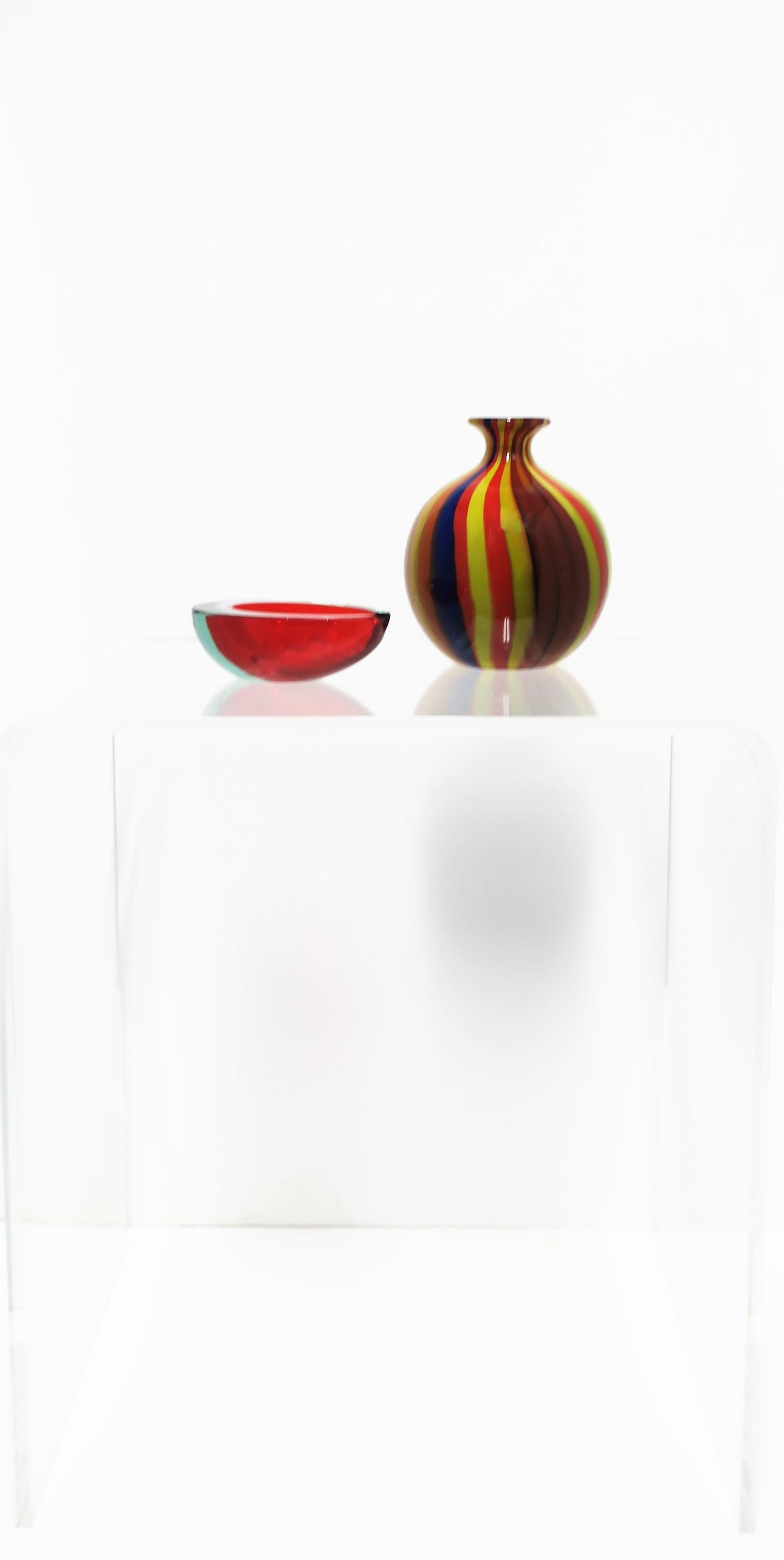Italienische Schale oder Aschenbecher aus rotem Murano-Kunstglas (Glaskunst) im Angebot