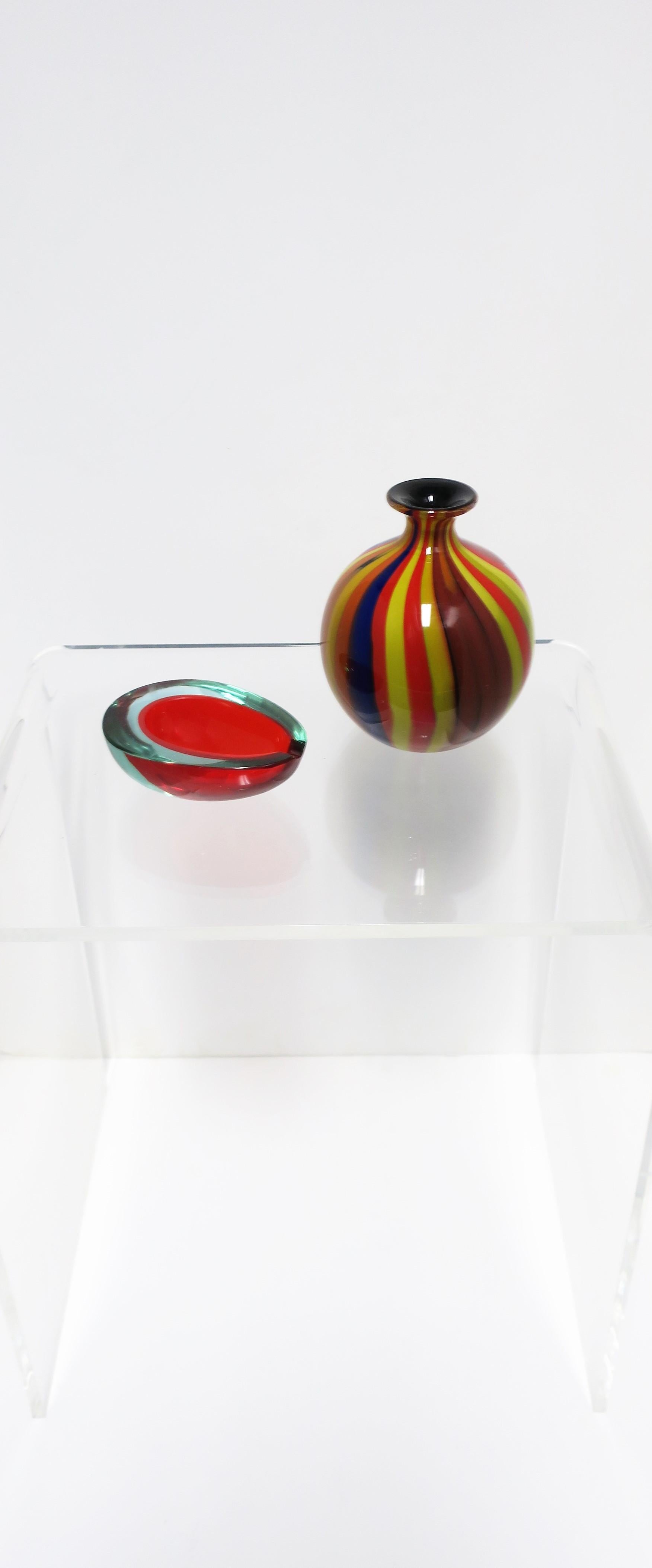 Italienische Schale oder Aschenbecher aus rotem Murano-Kunstglas im Angebot 1
