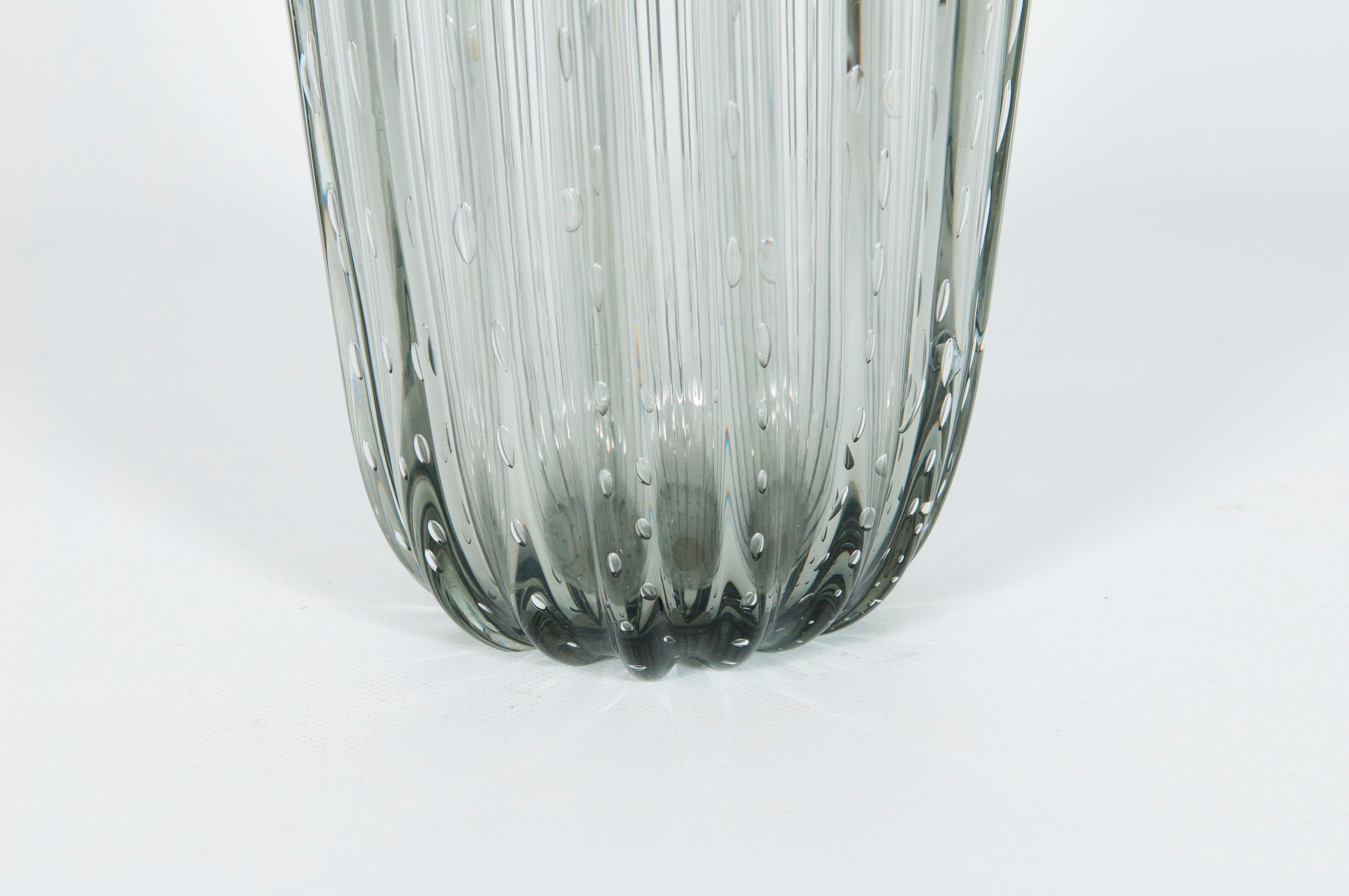 Italienische Murano Vase aus geripptem Glas und Blasen im Angebot 7