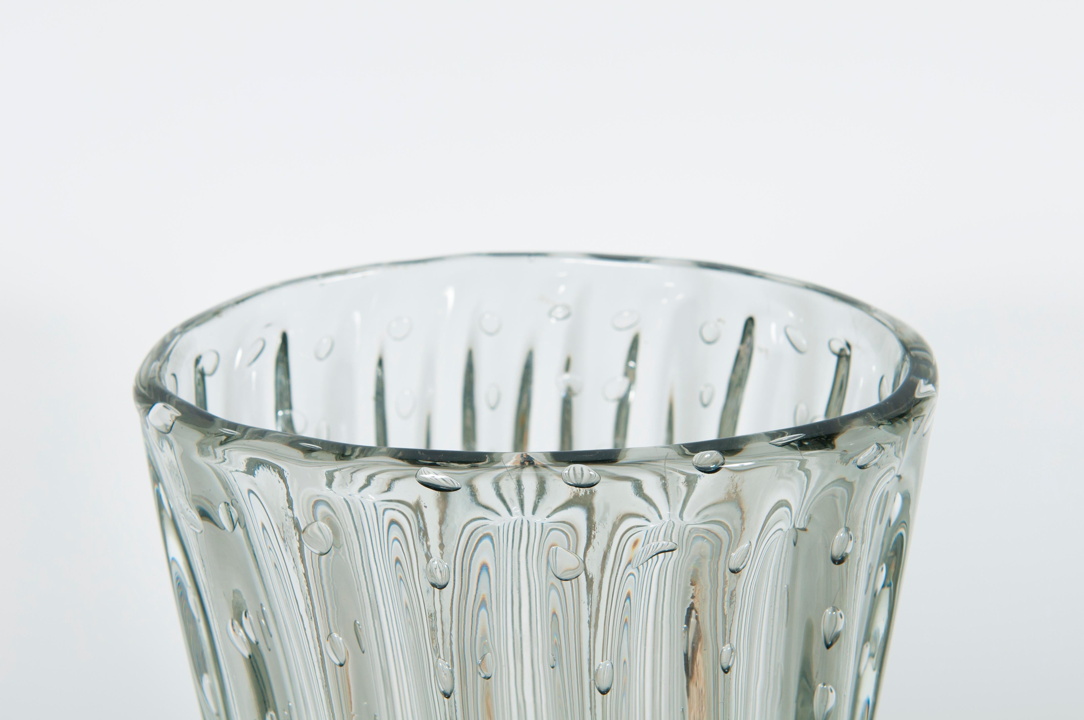 Italienische Murano Vase aus geripptem Glas und Blasen (Handgefertigt) im Angebot
