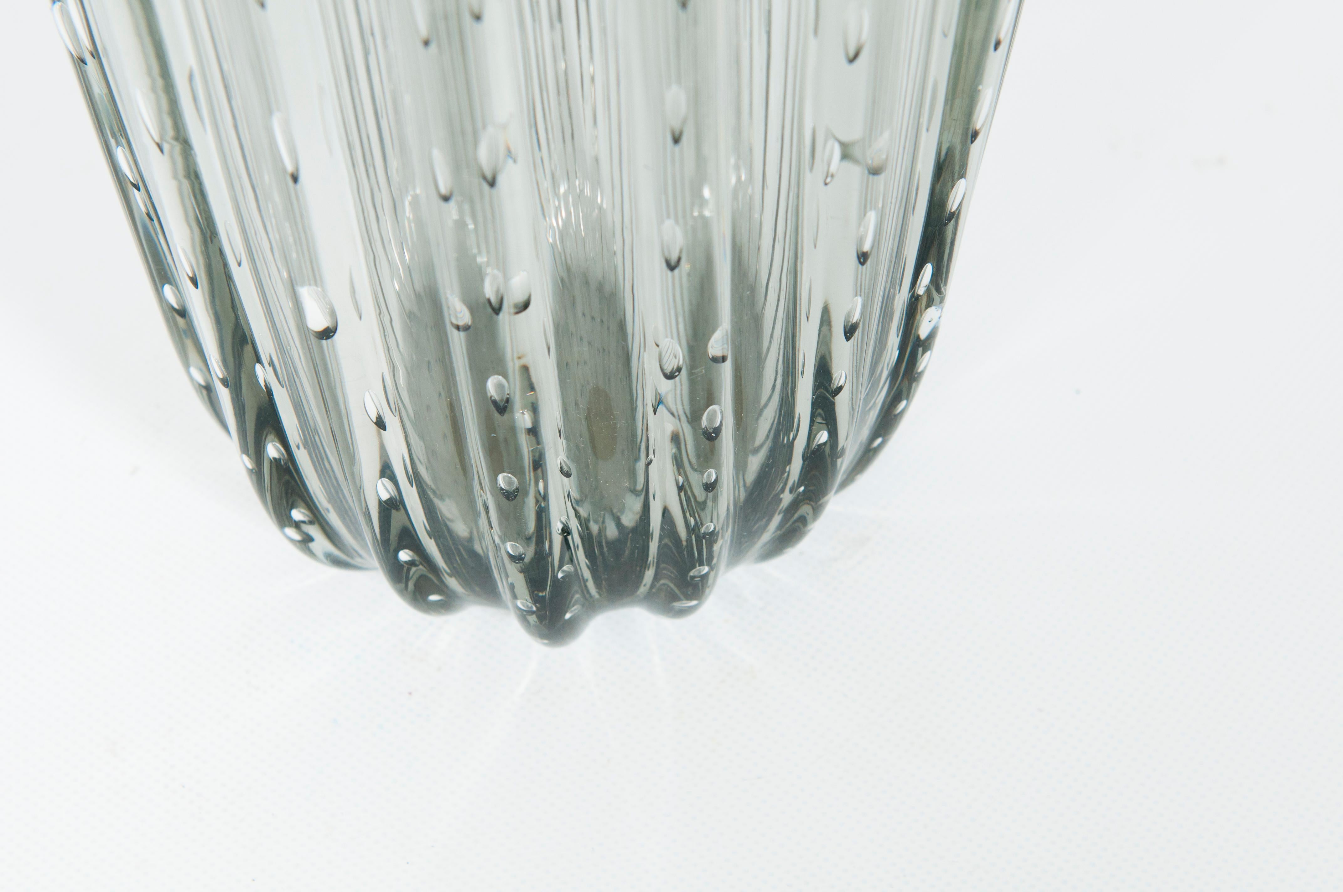 Italienische Murano Vase aus geripptem Glas und Blasen im Angebot 1
