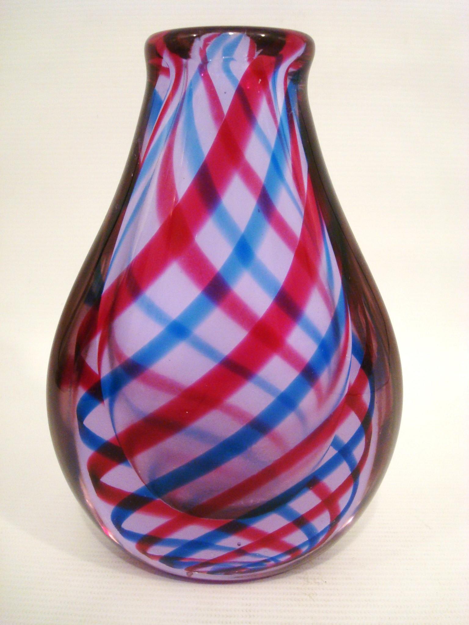 Mid-Century moderno Vaso in vetro artistico italiano soffiato a nastro di Murano in vendita