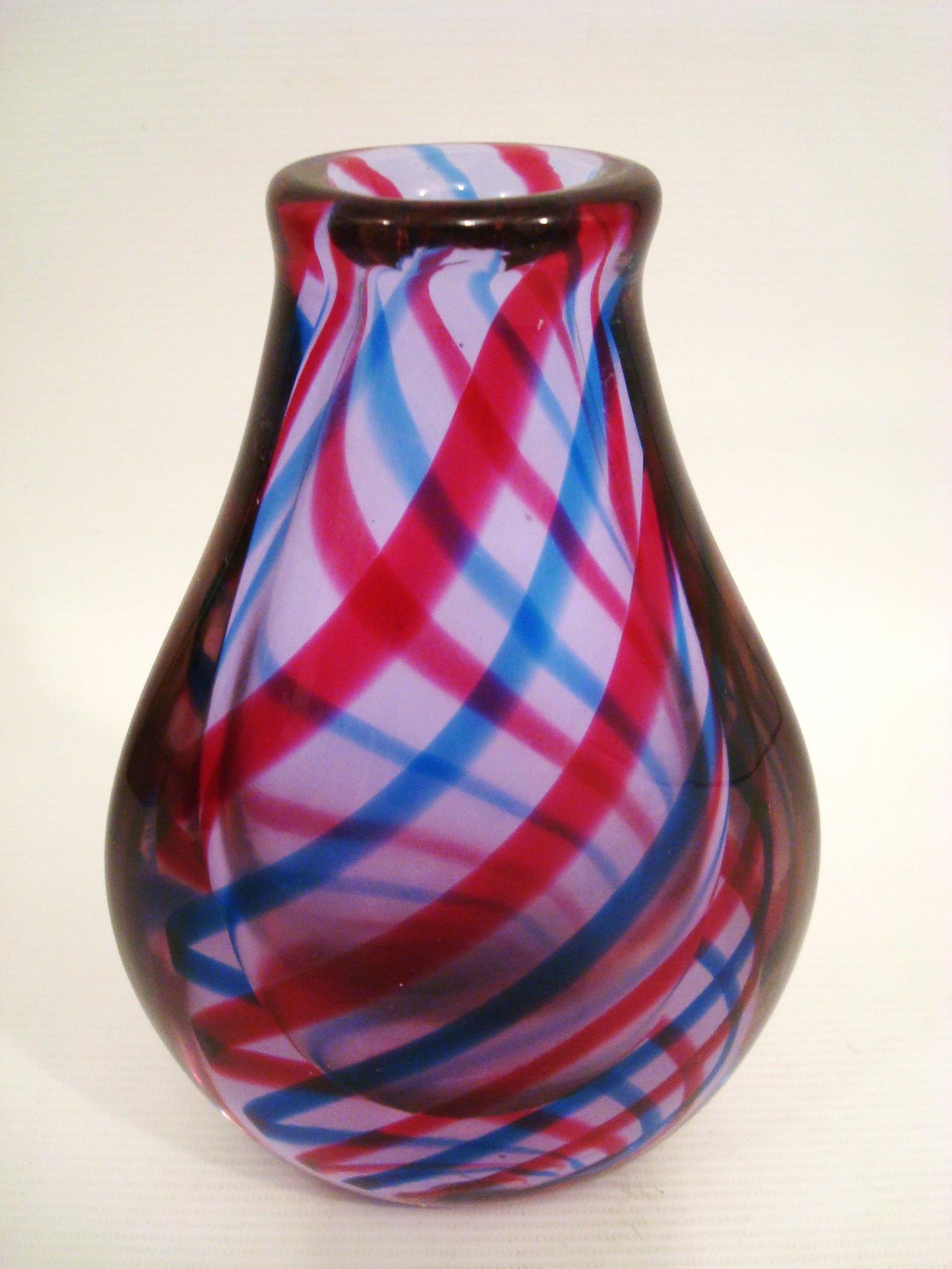 Italiano Vaso in vetro artistico italiano soffiato a nastro di Murano in vendita