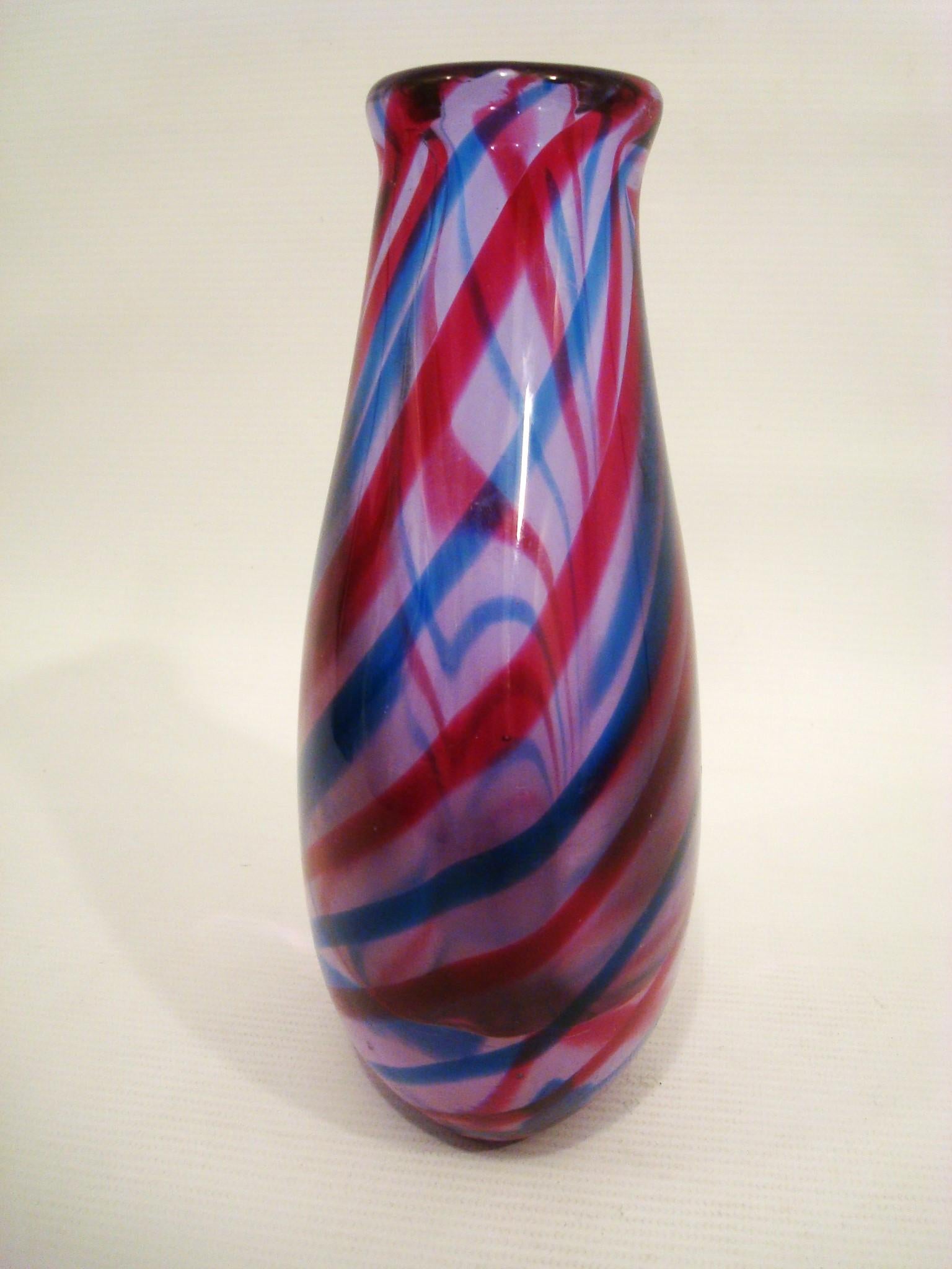 XX secolo Vaso in vetro artistico italiano soffiato a nastro di Murano in vendita