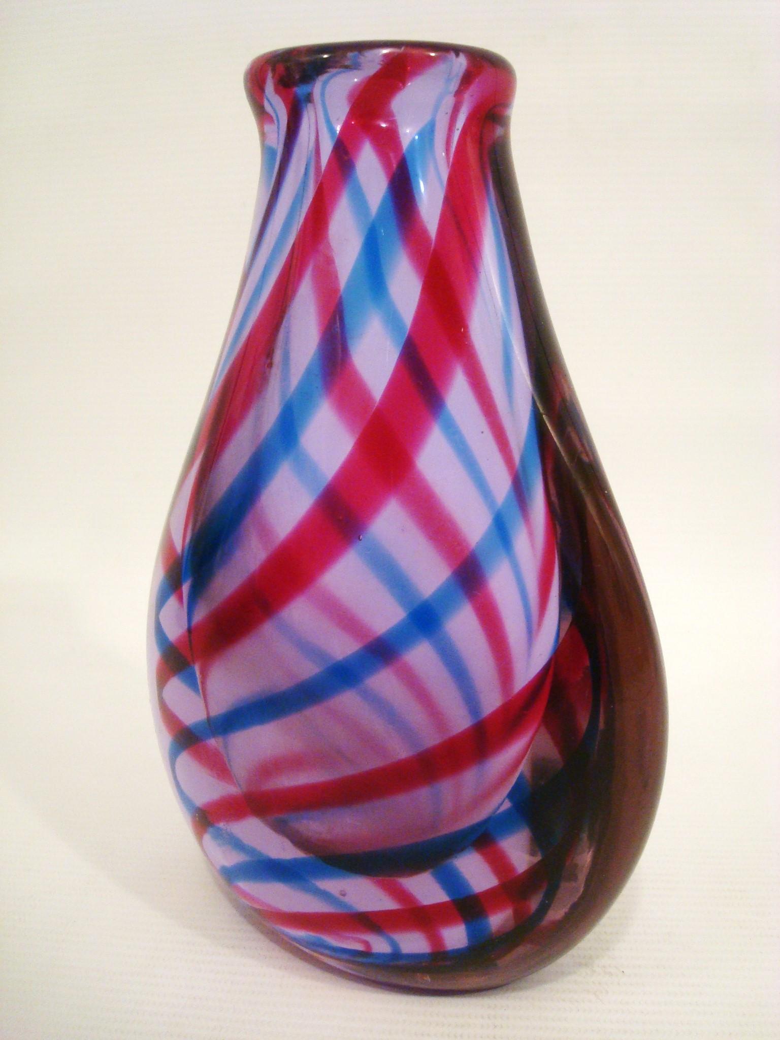 Vaso in vetro artistico italiano soffiato a nastro di Murano in vendita 1