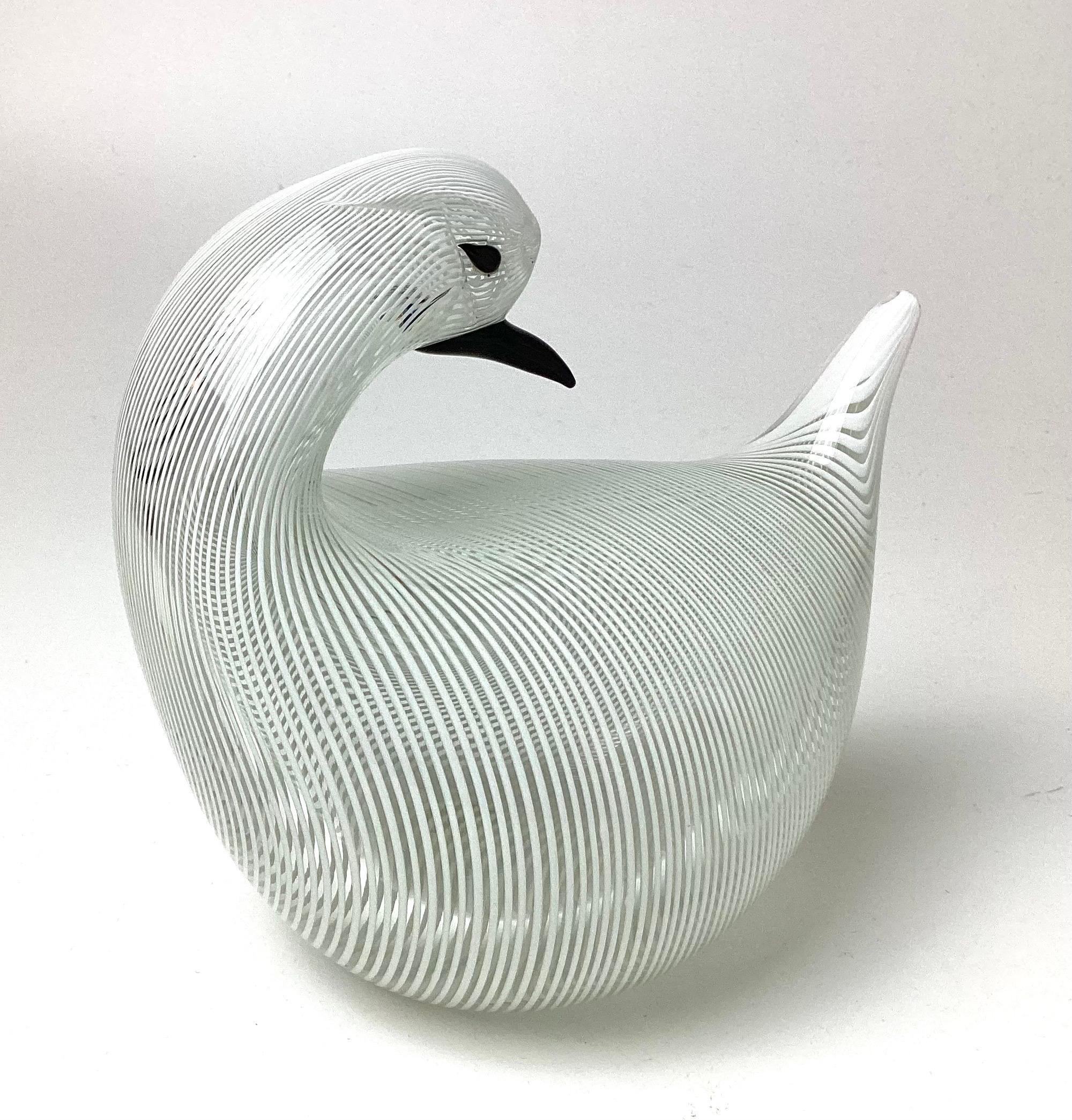 Scultura di uccello in vetro di Murano firmata, numerata e datata 1982. Questo è un meraviglioso pezzo di vetro. Parte dell'etichetta cartacea sul lato inferiore. # Il numero sembra 26/500. Mi dispiace ma non riesco a capire la firma. Ottime