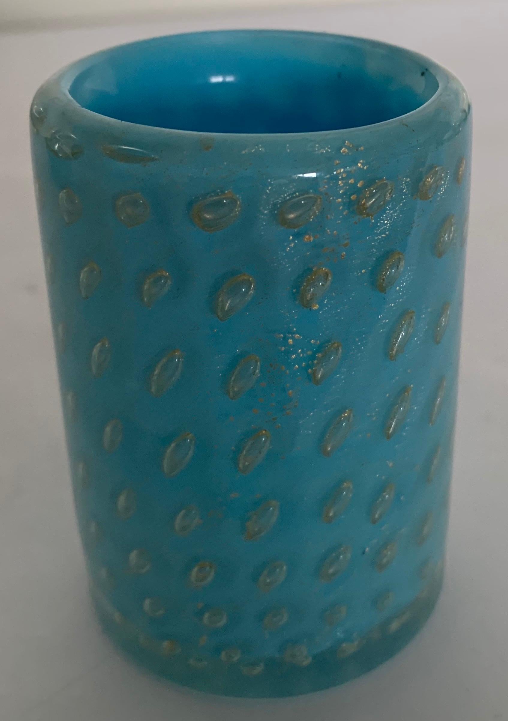 Petit vase à bourgeons bleu attribué à Murano Barbini. Verre soufflé bleu œuf de mer avec bullicante (bulles contrôlées).
