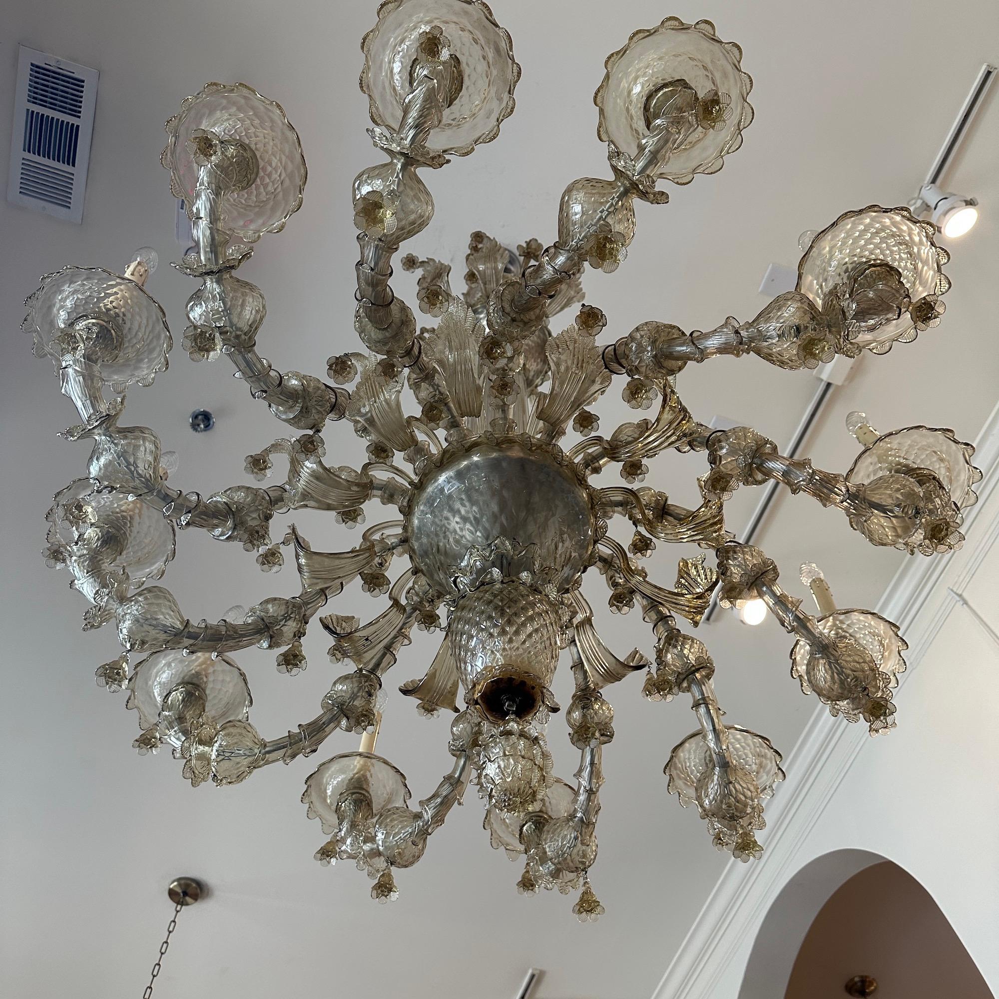 Araña italiana de 12 luces de cristal soplado de Murano, estilo rococó, ca. 1900 en venta 5