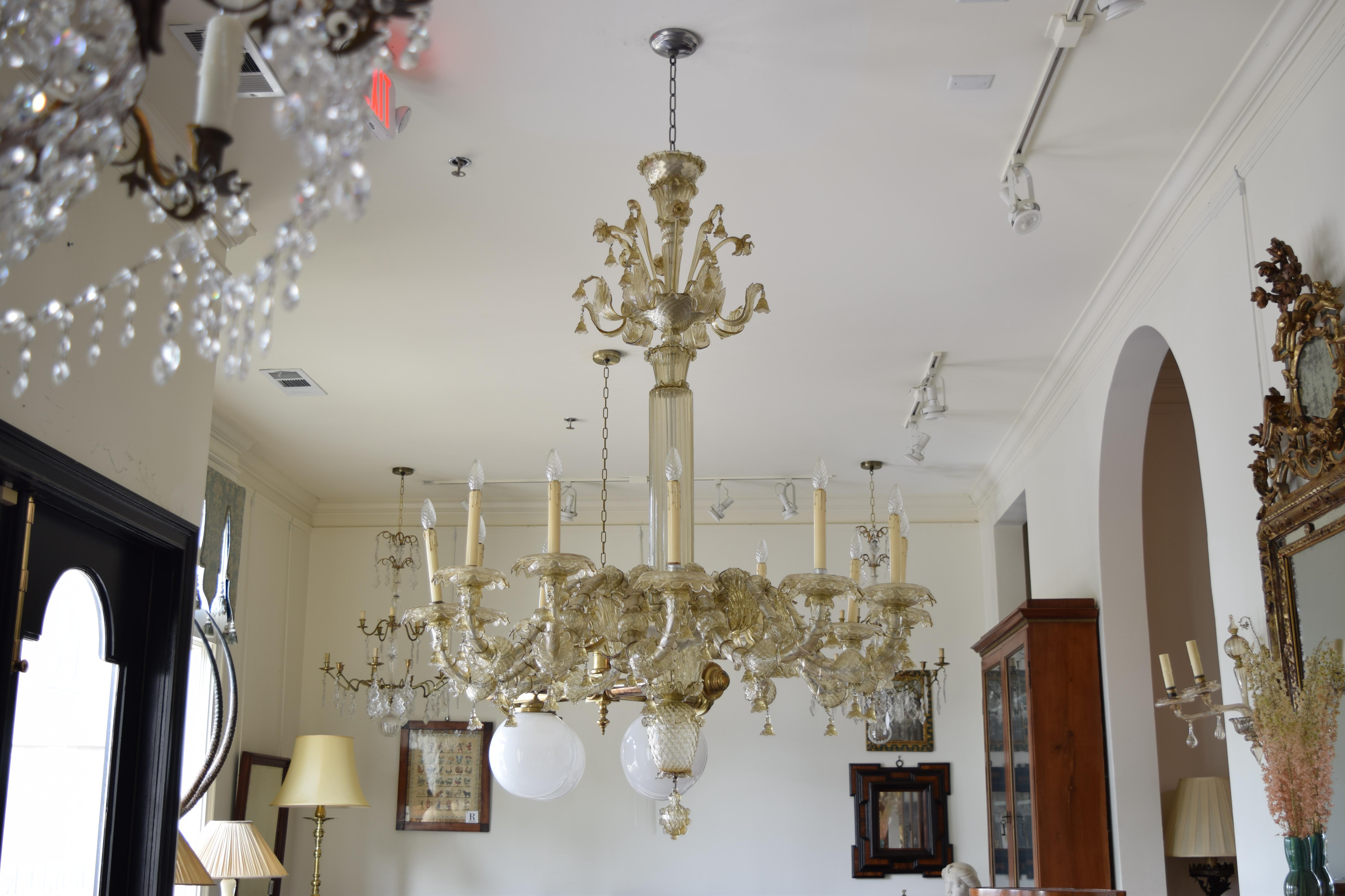 Araña italiana de 12 luces de cristal soplado de Murano, estilo rococó, ca. 1900 Italiano en venta