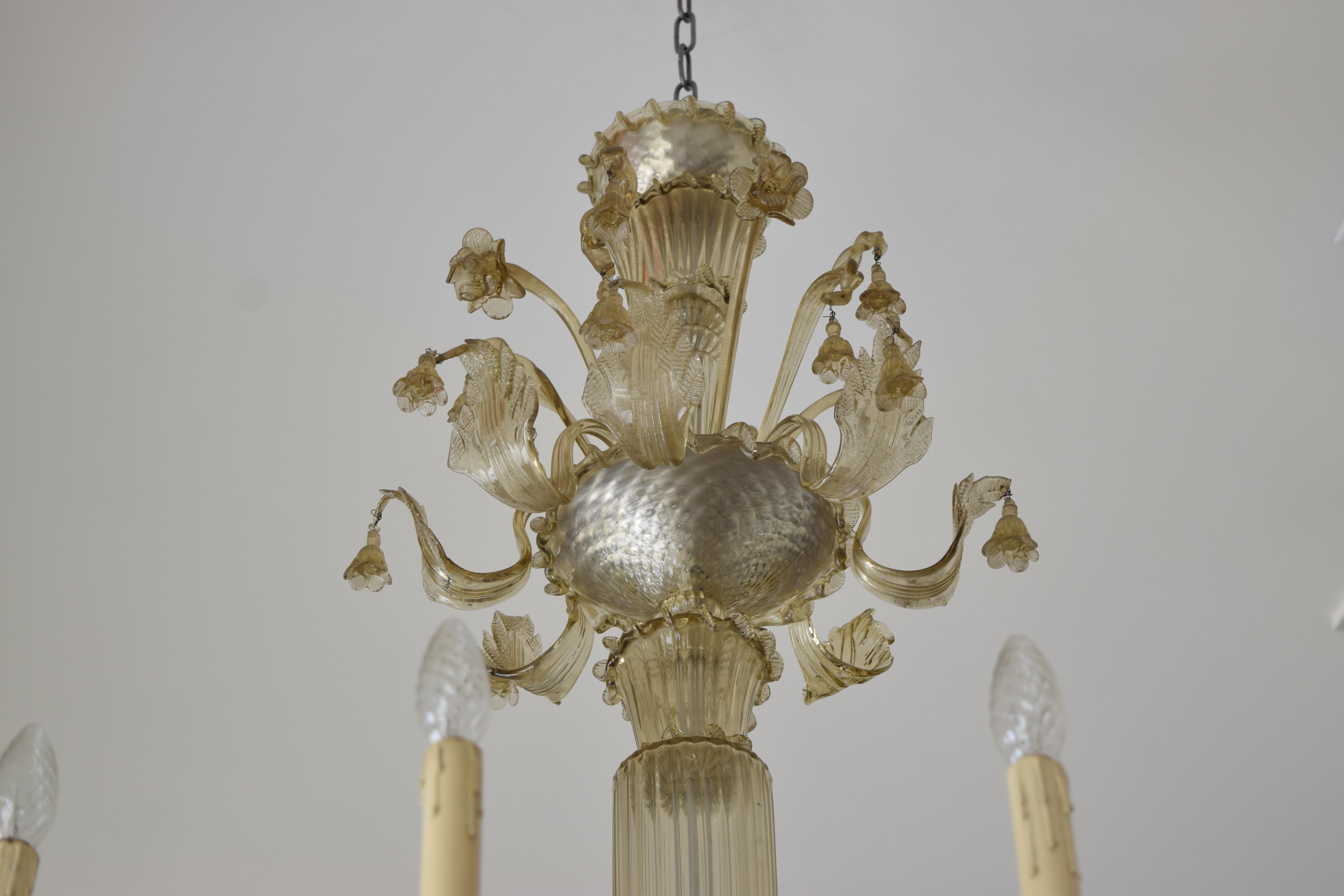 Araña italiana de 12 luces de cristal soplado de Murano, estilo rococó, ca. 1900 en Bueno estado para la venta en Atlanta, GA