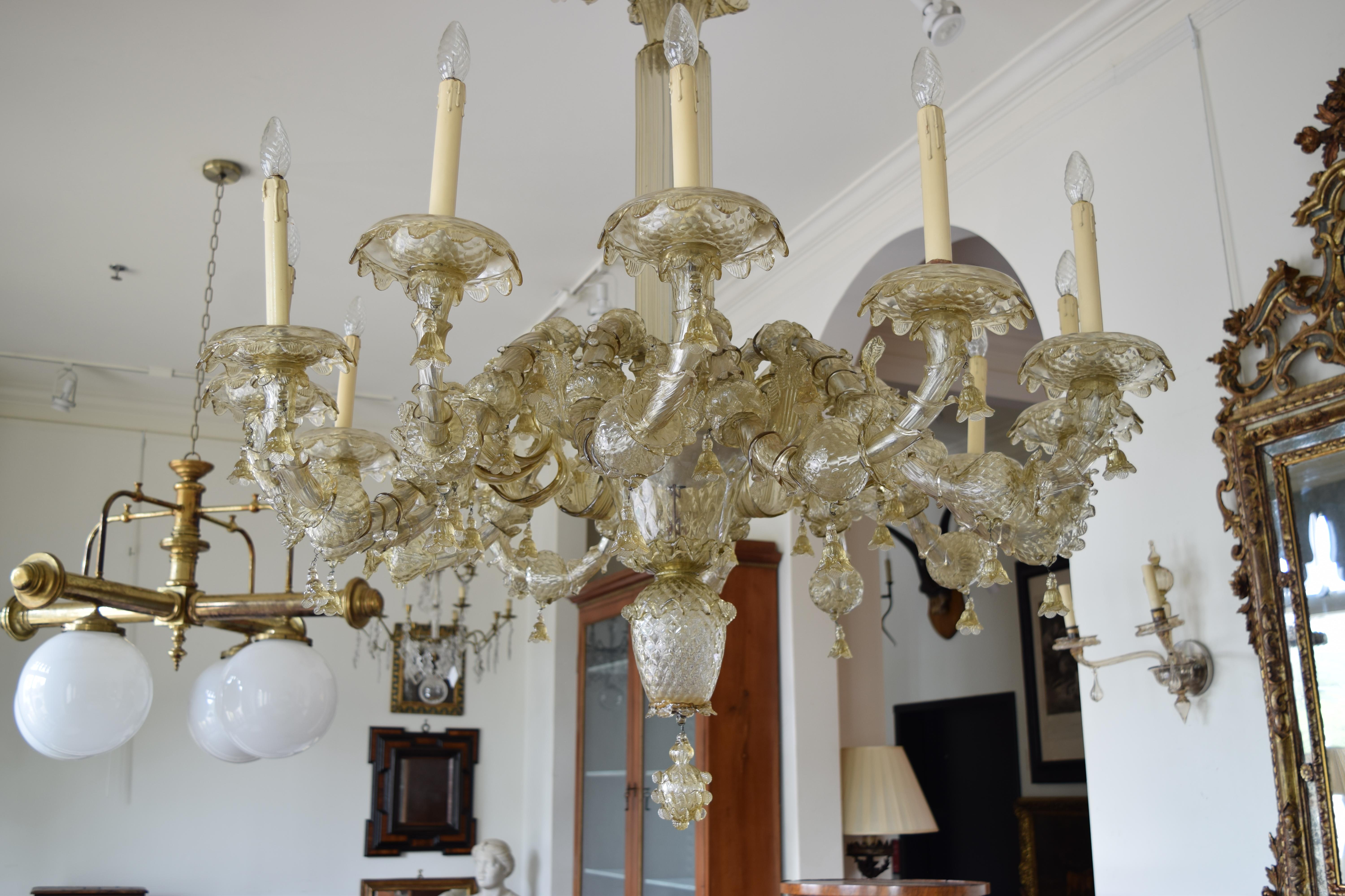 Araña italiana de 12 luces de cristal soplado de Murano, estilo rococó, ca. 1900 siglo XX en venta