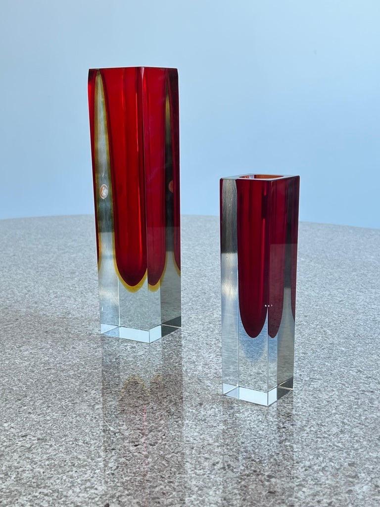 Satz von zwei Vasen aus rotem Murano-Glas, 1960er Jahre.
Schönes Paar großer roter Murano-Vasen mit rechteckigem Design.

