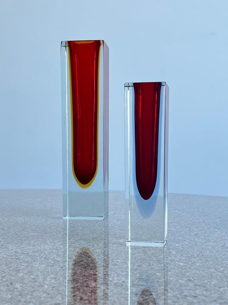 Milieu du XXe siècle Ensemble de deux vases italiens en verre de Murano rouge épais en vente