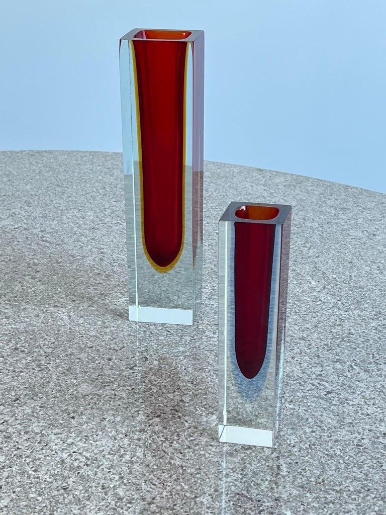 Verre de Murano Ensemble de deux vases italiens en verre de Murano rouge épais en vente