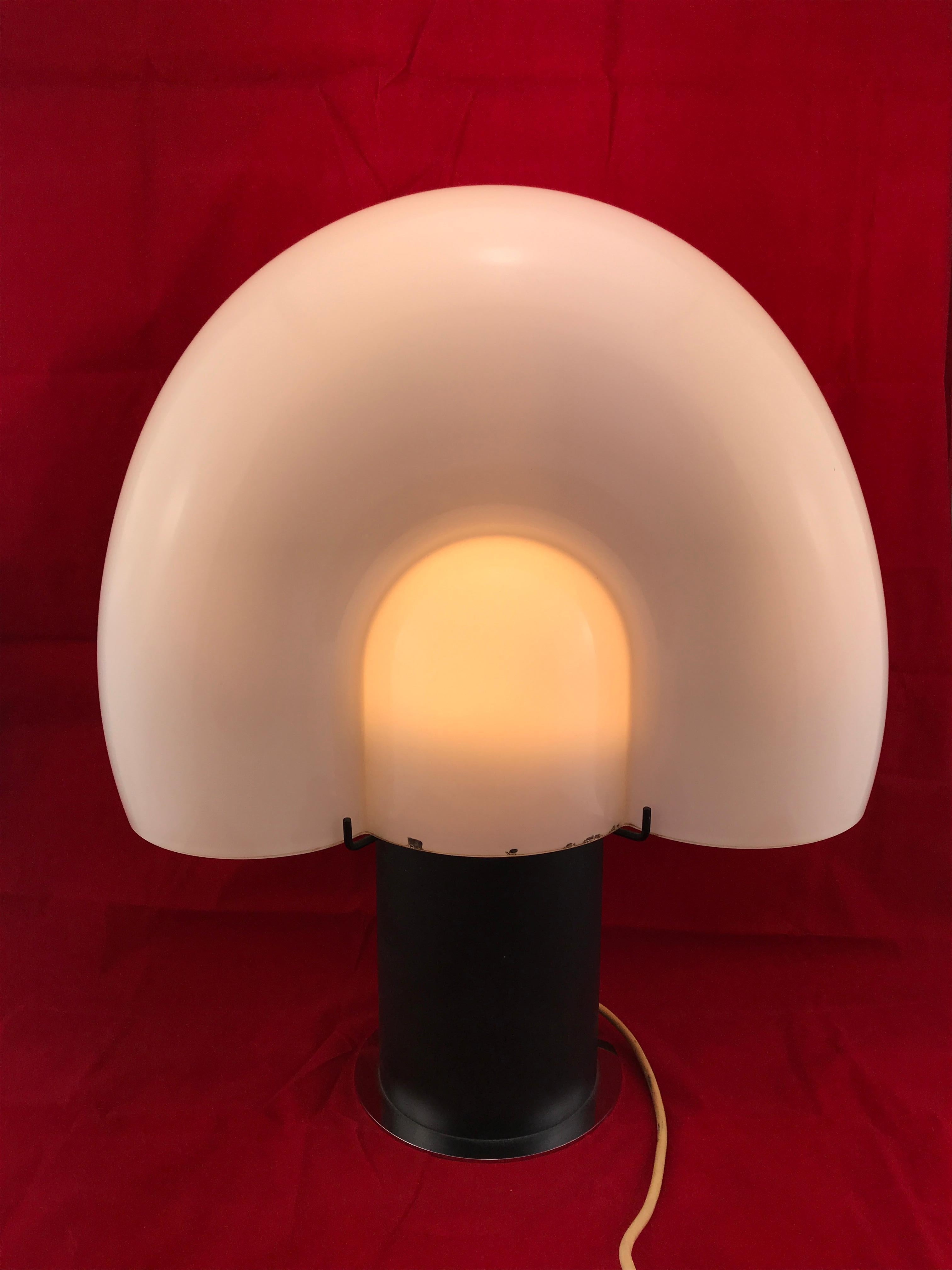 Space Age Mid-Century Modern Italian White Murano Glass Shell Table Lamp 1970s In Good Condition In Byron Bay, NSW