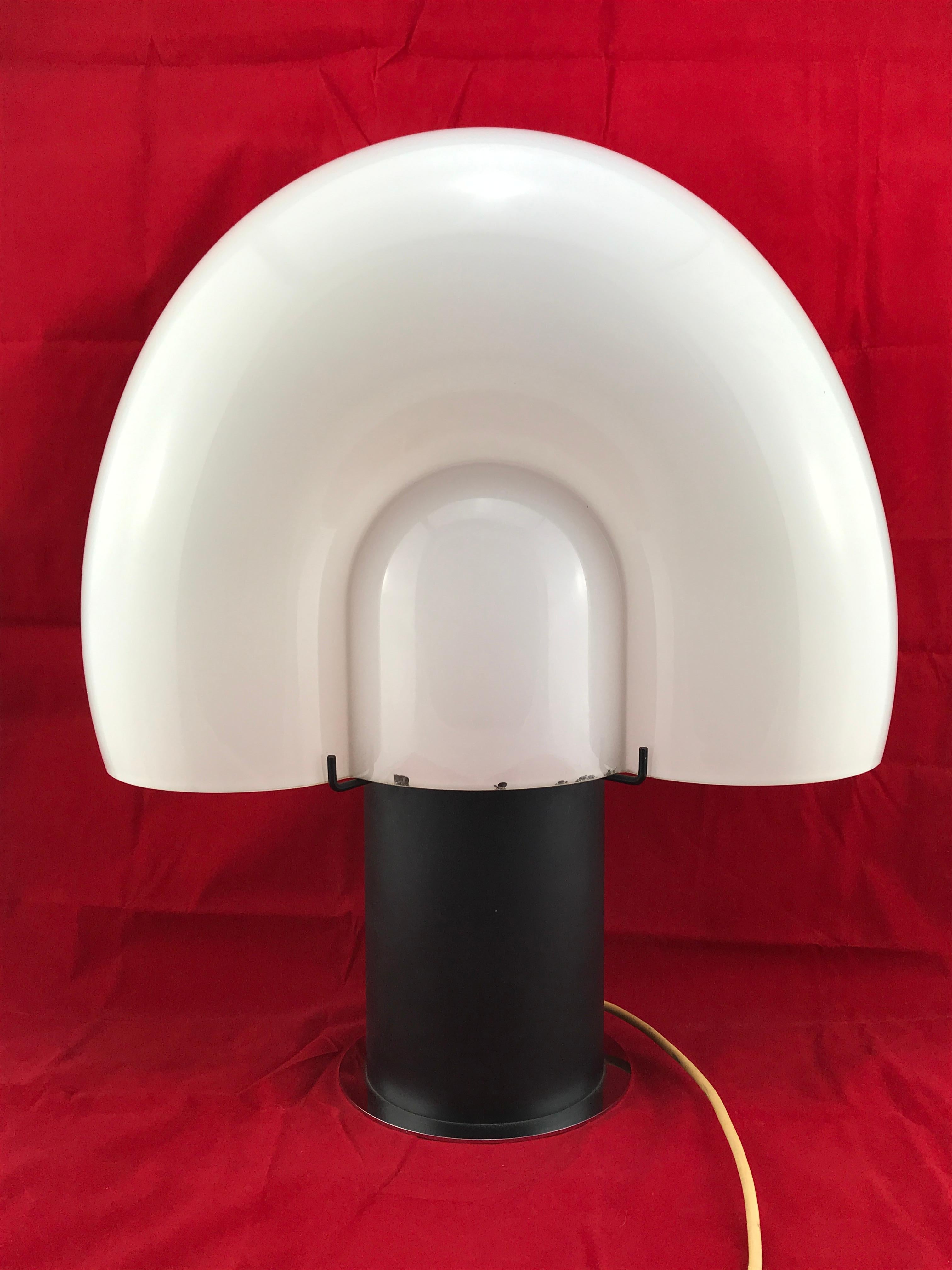 Metal Space Age Mid-Century Modern Italian White Murano Glass Shell Table Lamp 1970s