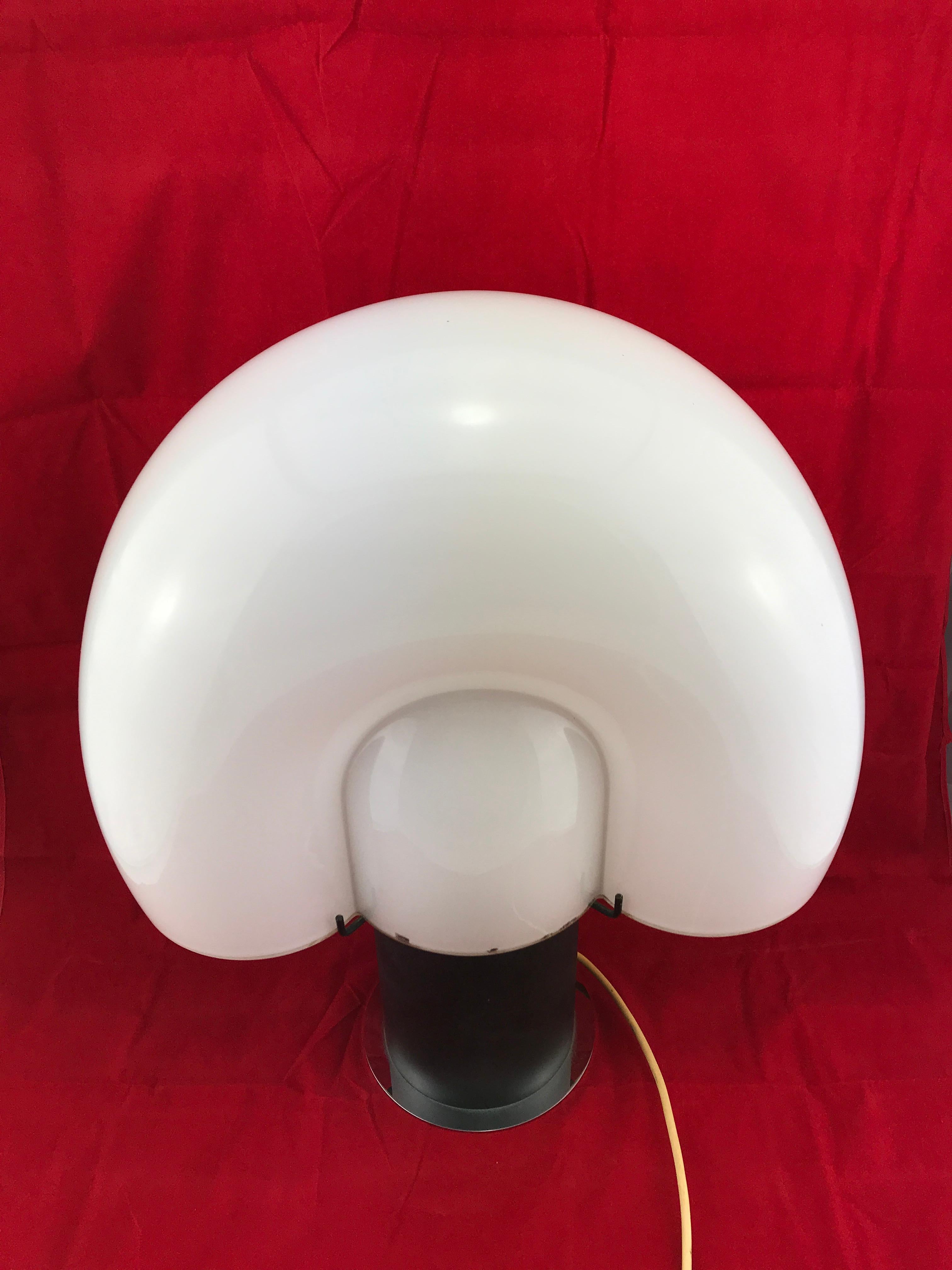 Space Age Mid-Century Modern Italian White Murano Glass Shell Table Lamp 1970s 2