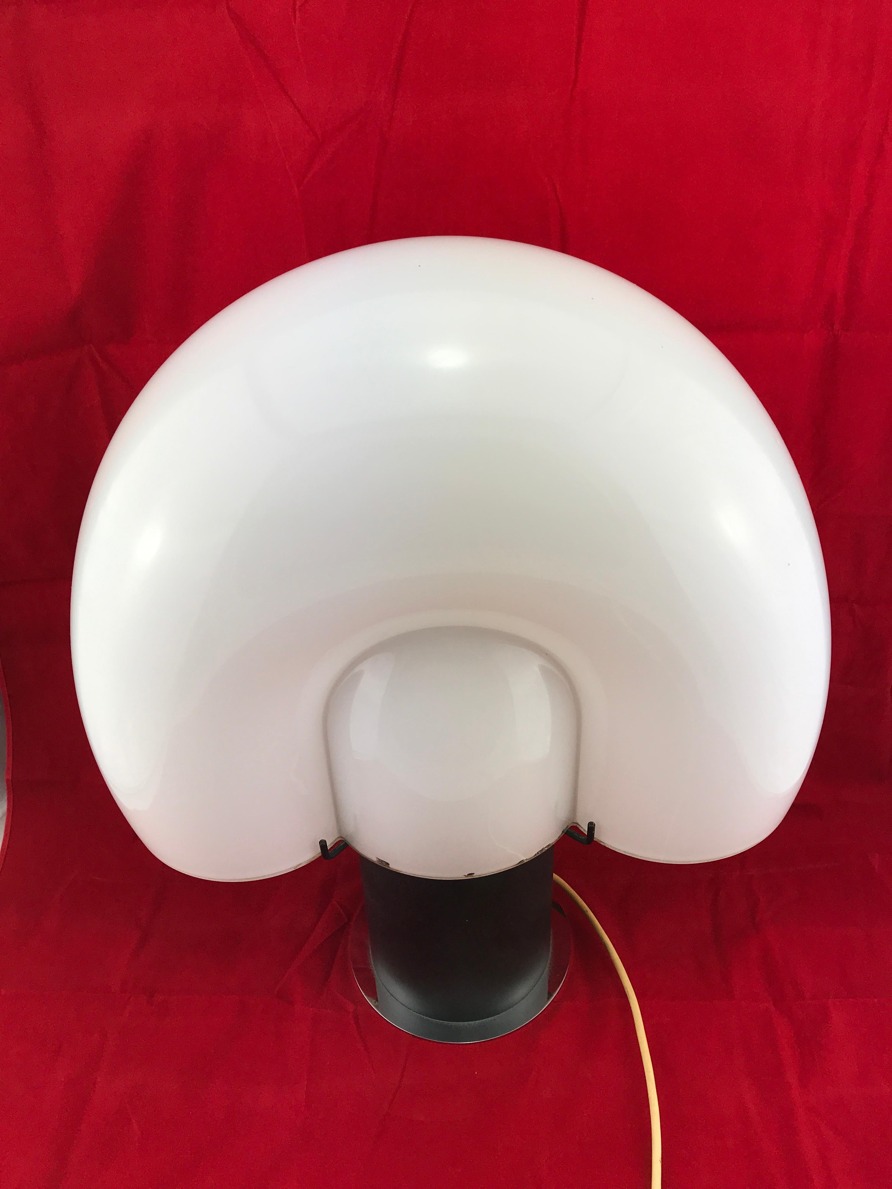 Space Age Mid-Century Modern Italian White Murano Glass Shell Table Lamp 1970s 3