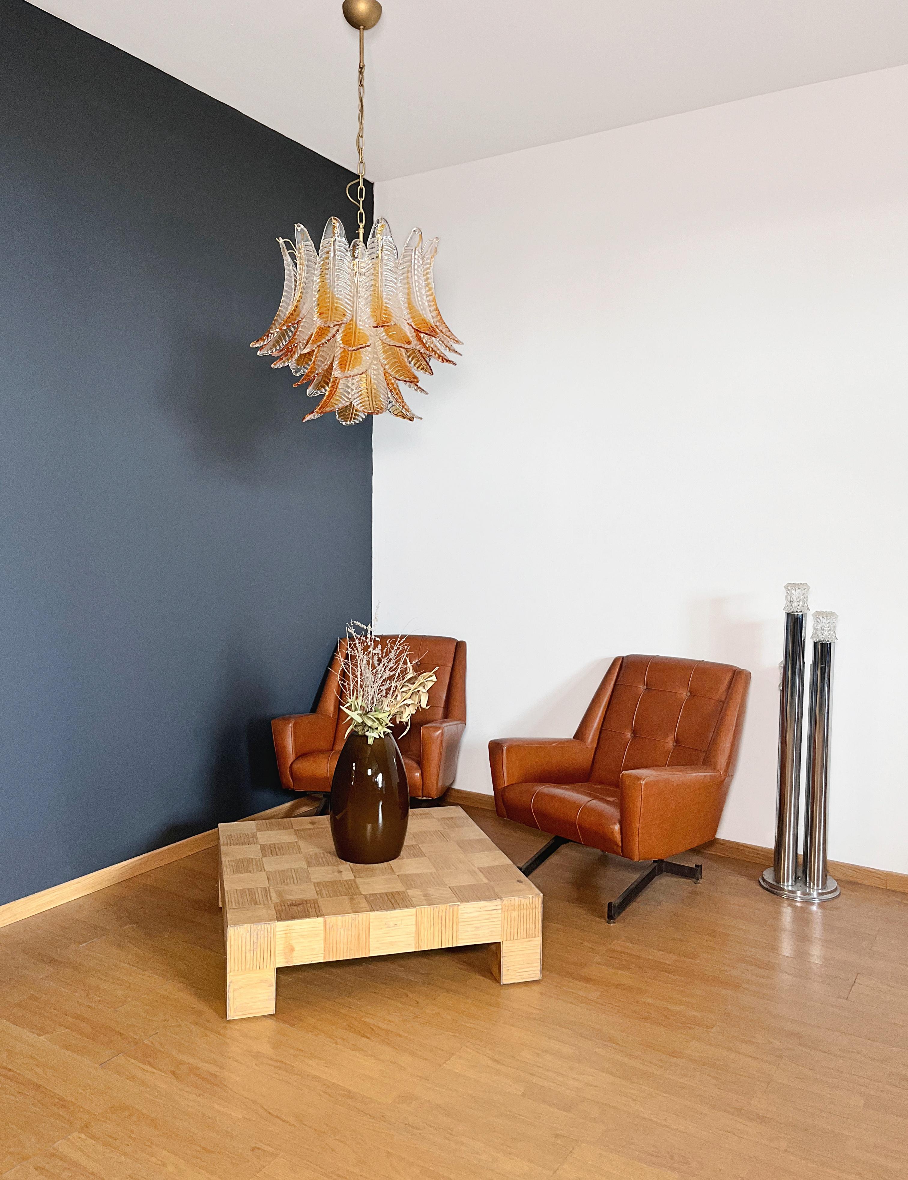 Preciosa araña italiana de Murano compuesta por 36 espléndidos cristales tintados de ámbar que le dan un aspecto muy elegante. Los cristales de esta lámpara de araña son auténticas obras de arte. Estructura pintada en oro.
Periodo:	finales del siglo