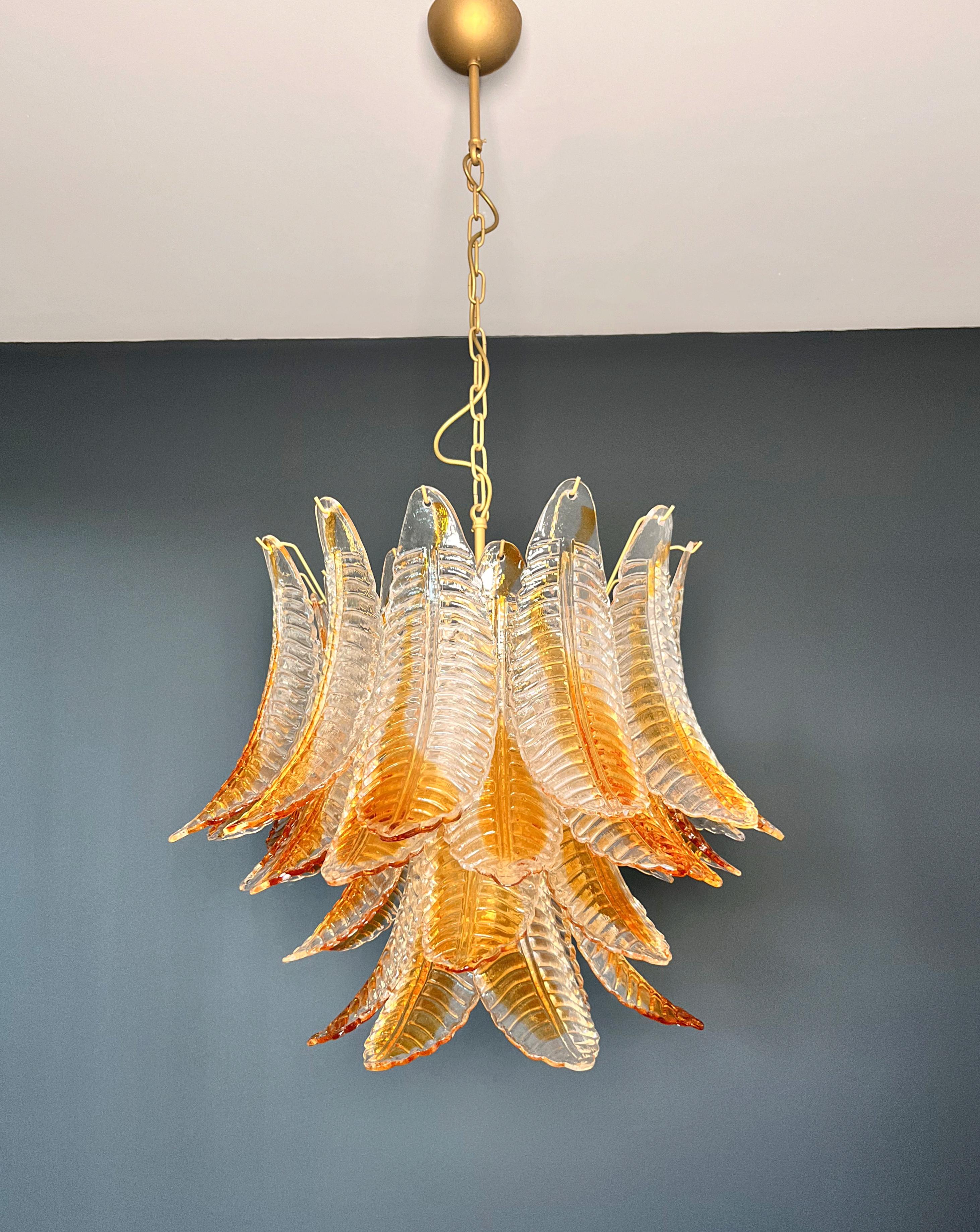 Murano italiano de seis pisos  Lámpara de cristal Felci - 36 vidrios tintados de ámbar Galvanizado en venta