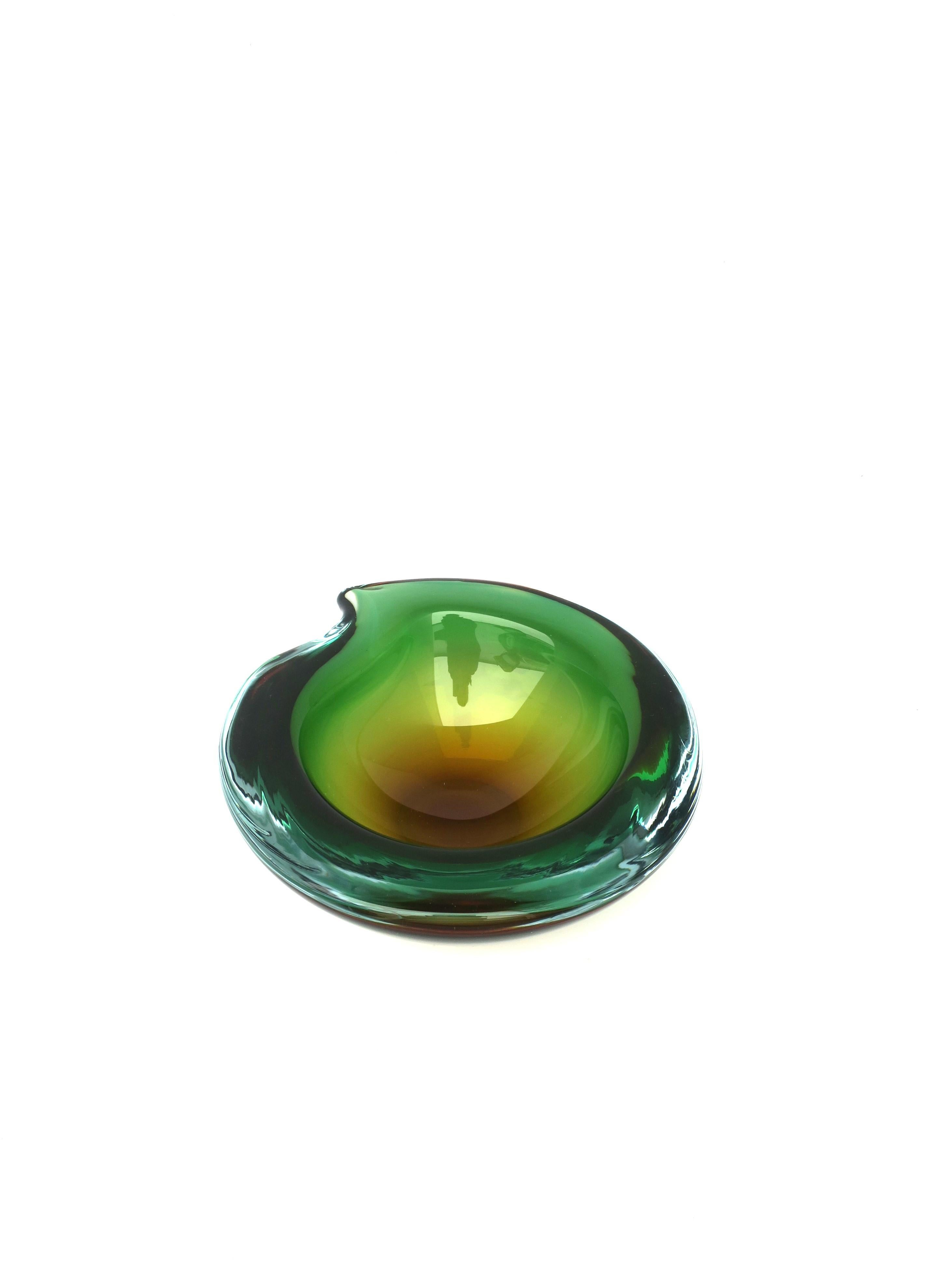 A substantial Italian Murano 'Sommerso' bowl in light blue, green and yellow art glass hues attributed to the Seguso atelier, circa mid-20th century, 1960s, Italy. Bowl is substantial as shown from top view images. Great as a standalone piece, candy