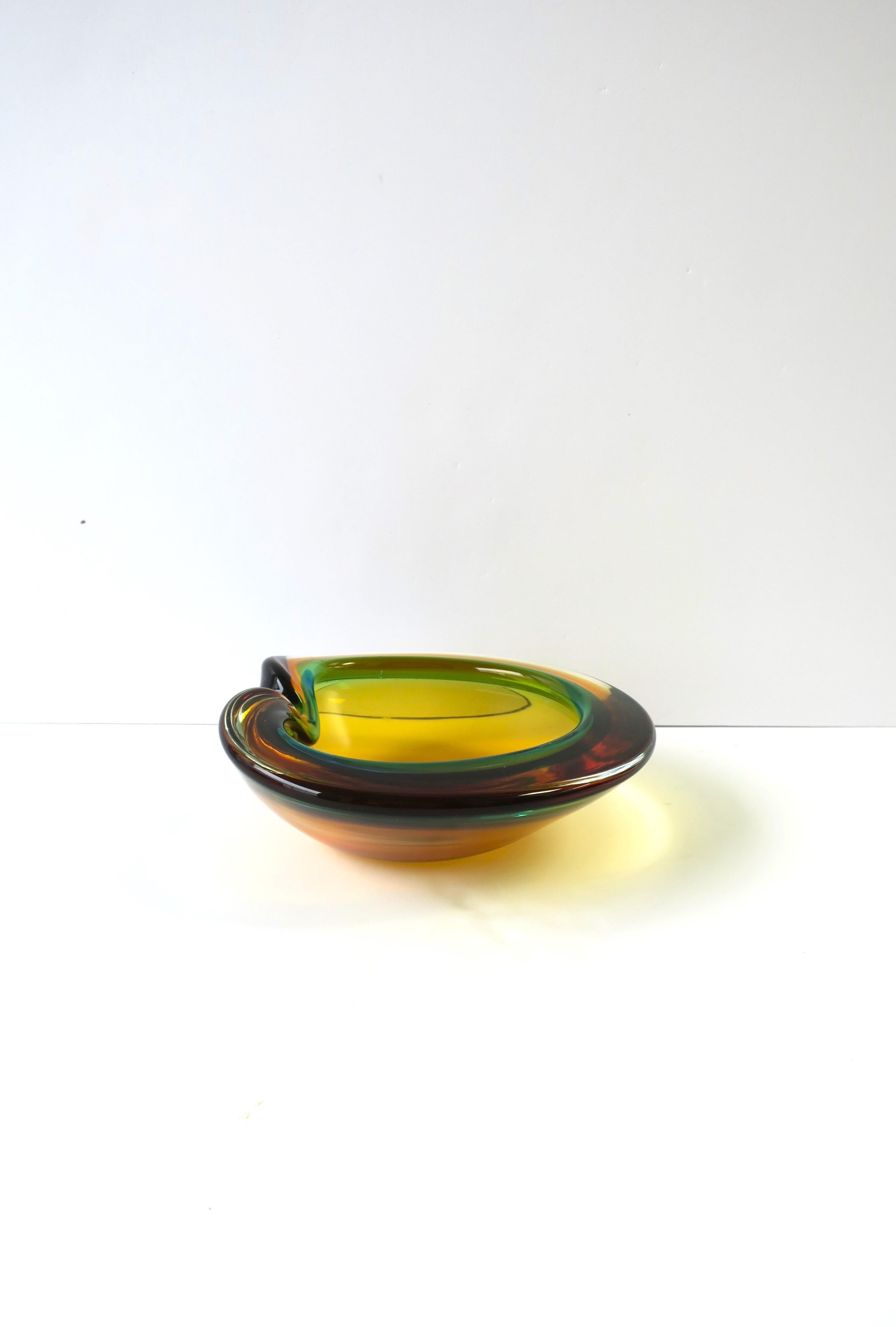 Italian Murano Sommerso Bowl in Saffron Yellow and Kelly Green Art Glass In Good Condition In New York, NY