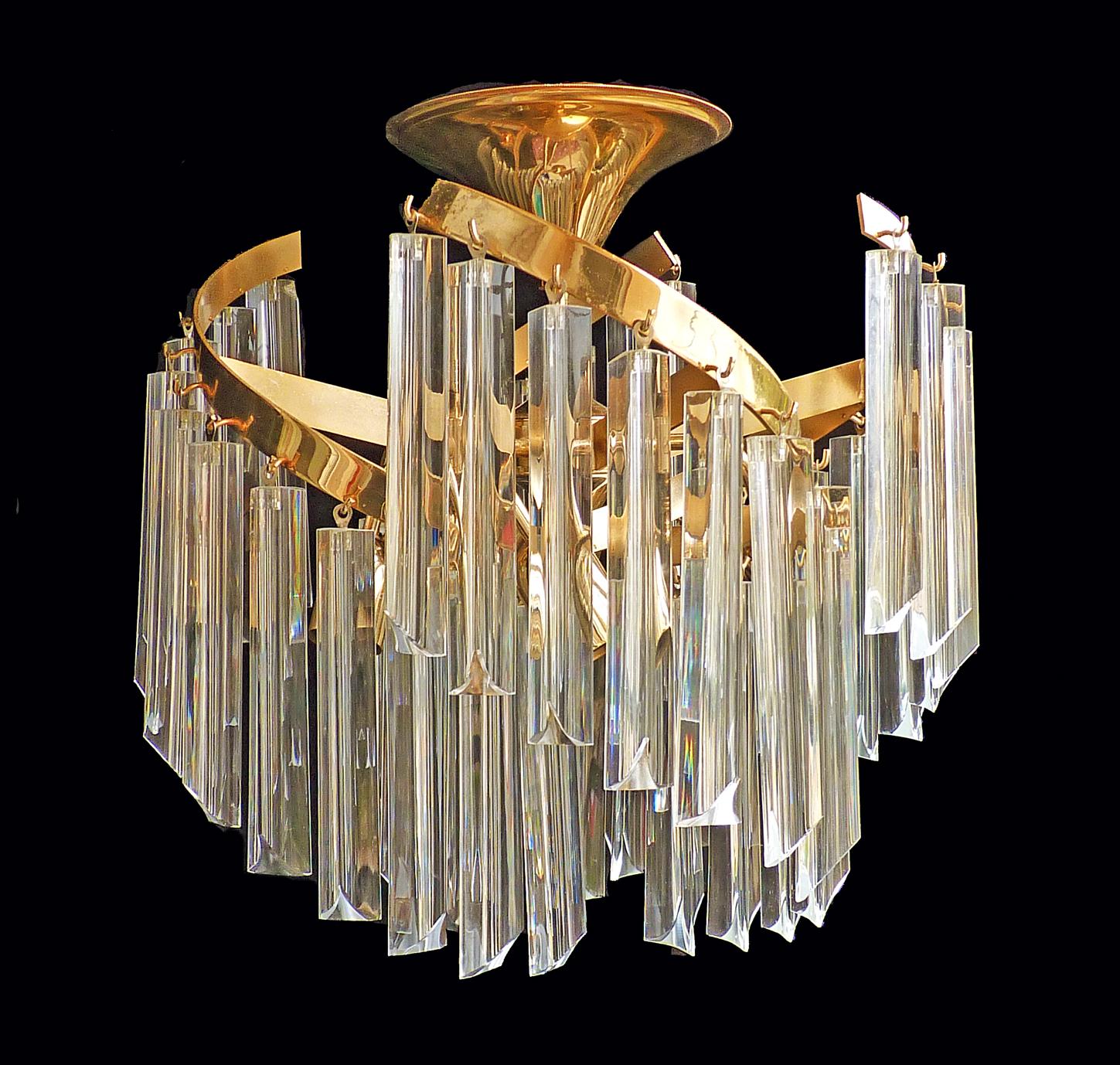 1970s vintage midcentury Italian Murano spiral Venini Camer Triedi clear crystal prism and gold-plated brass chandelier
Measures:
Diameter 20 in/ 50 cm
Height 20 in/ 50 cm
Weight: 22 lb/10 Kg
4 light bulbs E-27/ 60 W, good working condition
Assembly