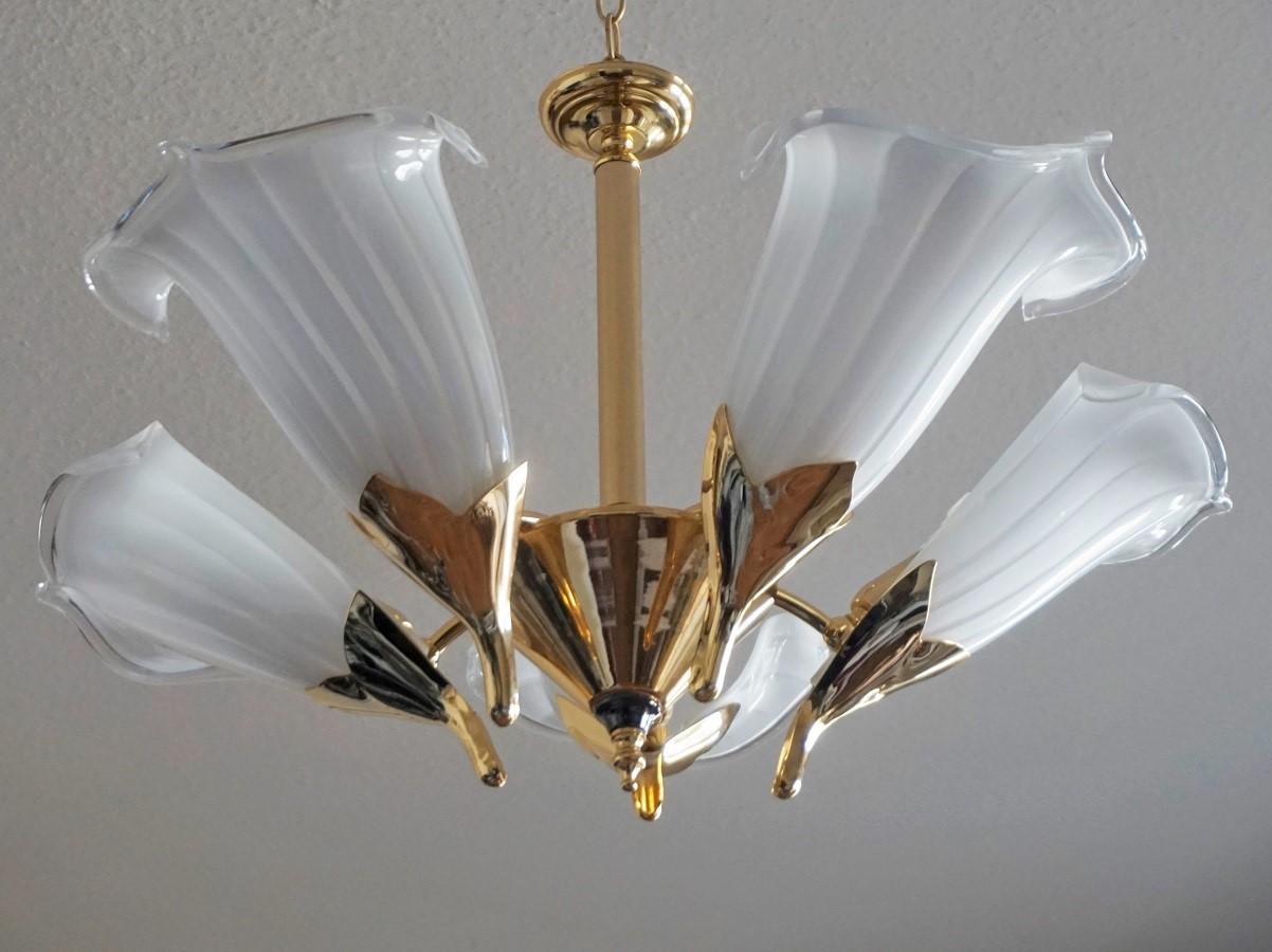 Elegant Hollywood Regency chandelier by Franco Luce with five large Murano glass calla lilies, gold plated brass structure, Italy, 1970s.
The glass globes are in very good condition, brass with some wear, rewired.
Number of lights: Five E-14 crew