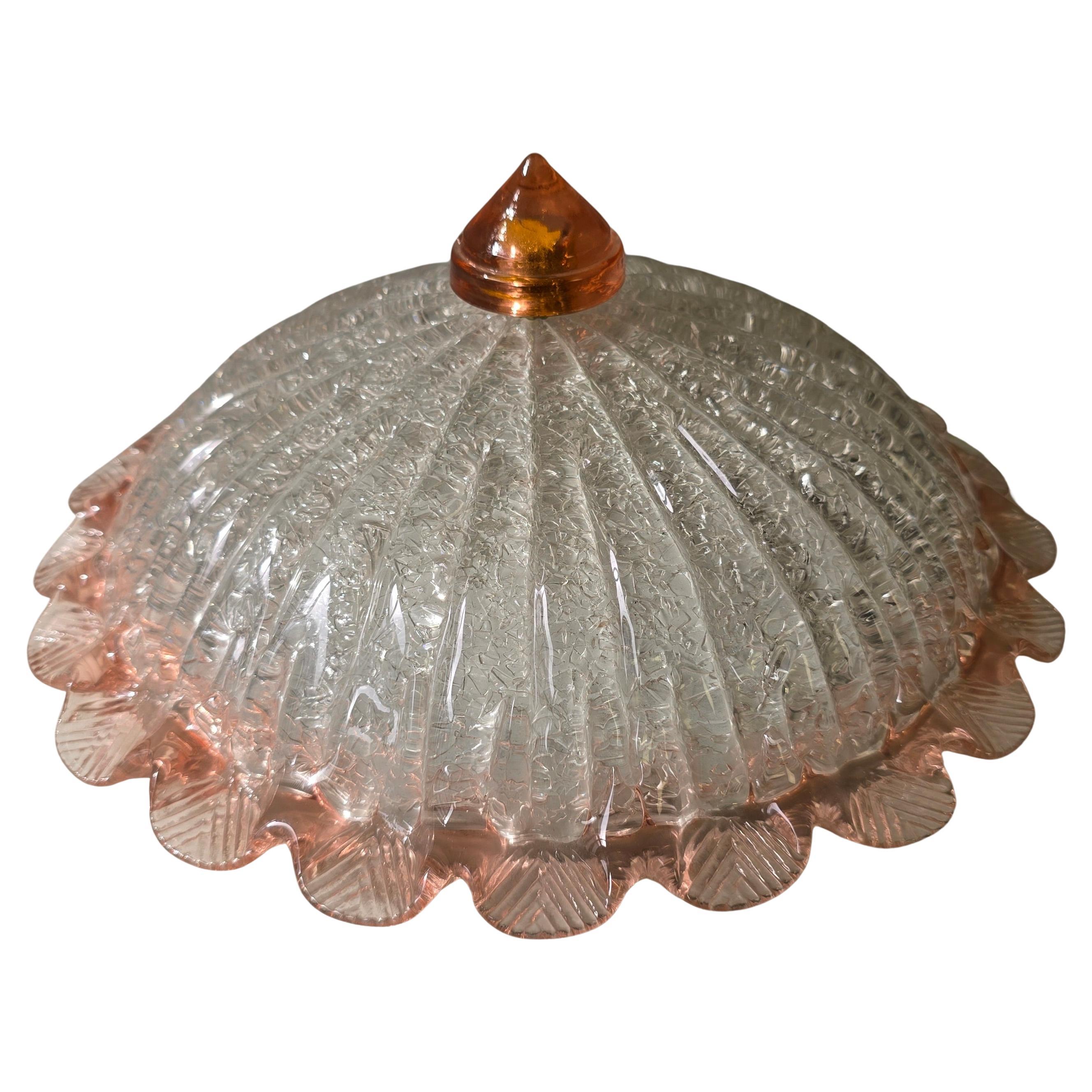 Plafonnier en verre de style Murano, Italie, années 1970

Elegant plafonnier encastré italien en verre soufflé à la main, datant des années 1970. L'abat-jour en forme de dôme est en verre transparent strié et texturé avec de délicats accents roses