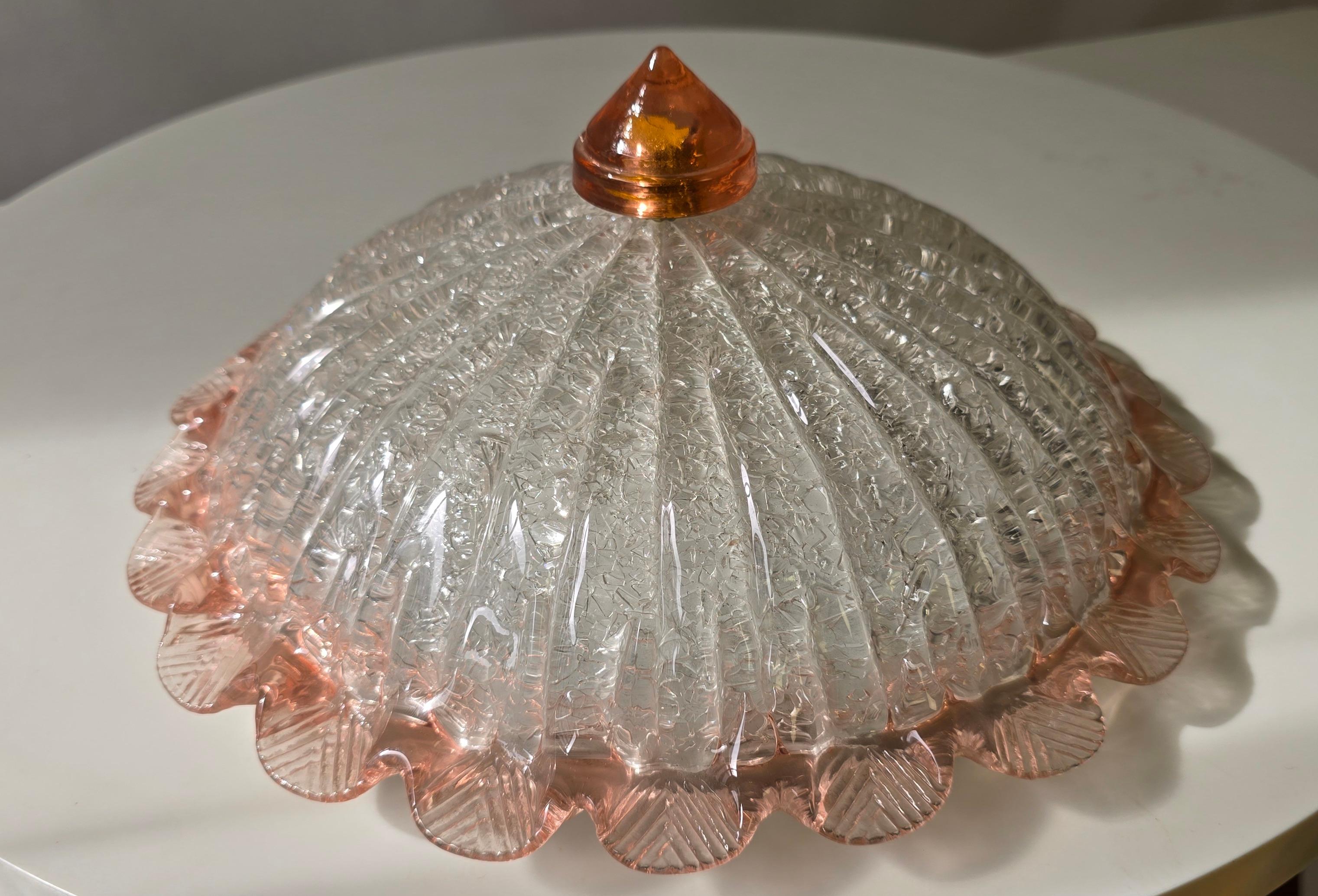 Hollywood Regency Plafonnier italien en verre de style Murano avec détails roses, années 1970 en vente