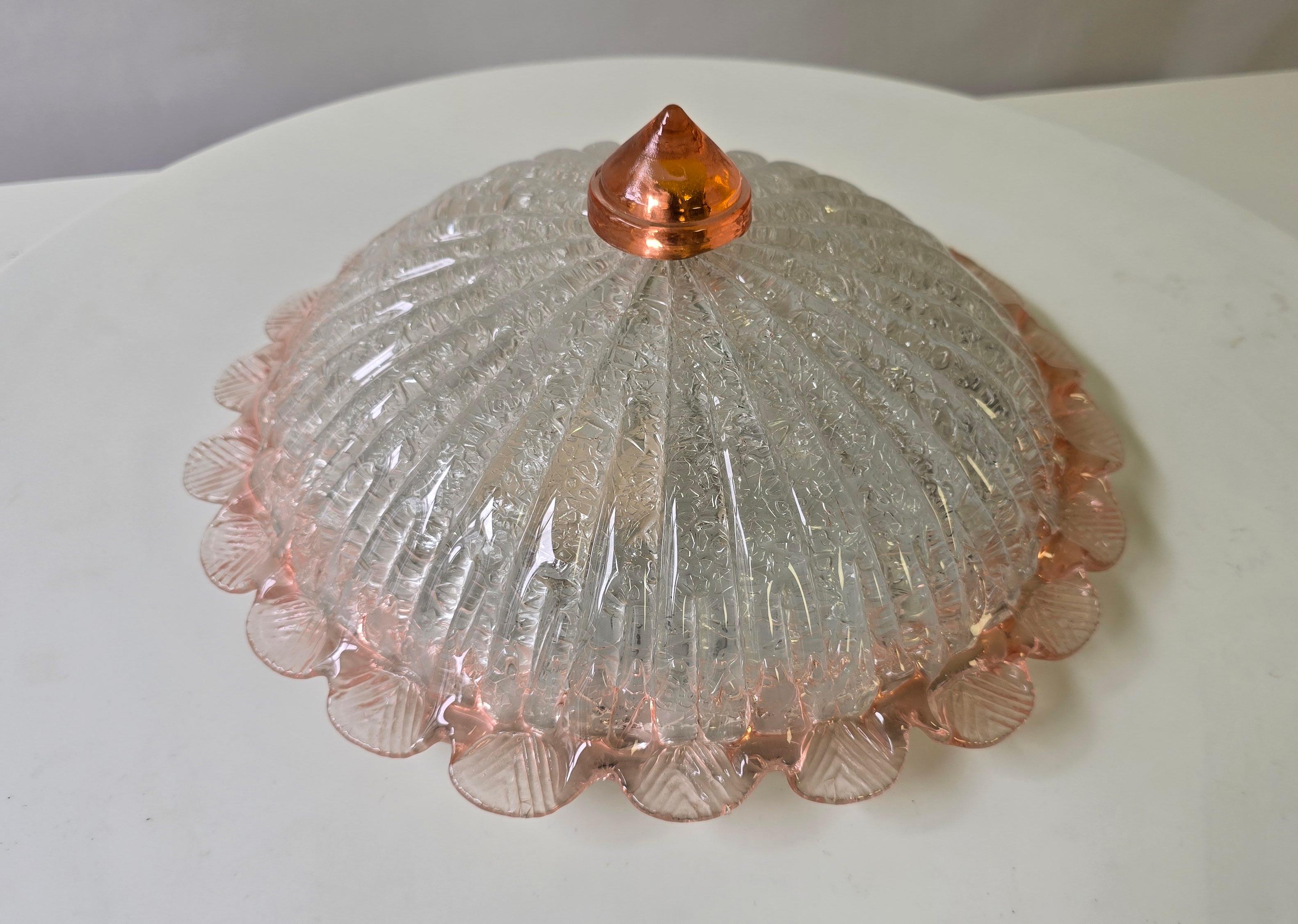 Plafonnier italien en verre de style Murano avec détails roses, années 1970 Bon état - En vente à Antwerp, BE