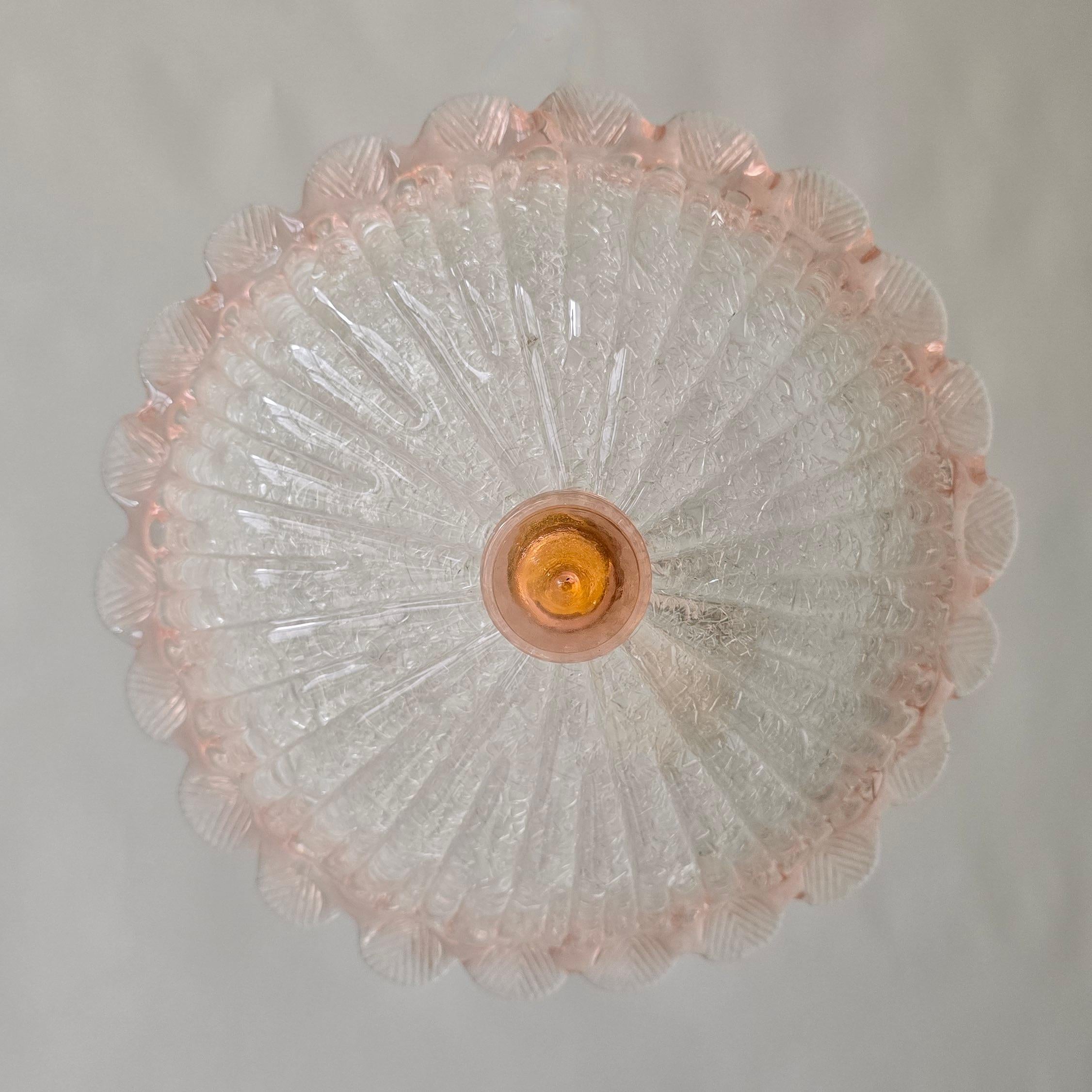 Laiton Plafonnier italien en verre de style Murano avec détails roses, années 1970 en vente