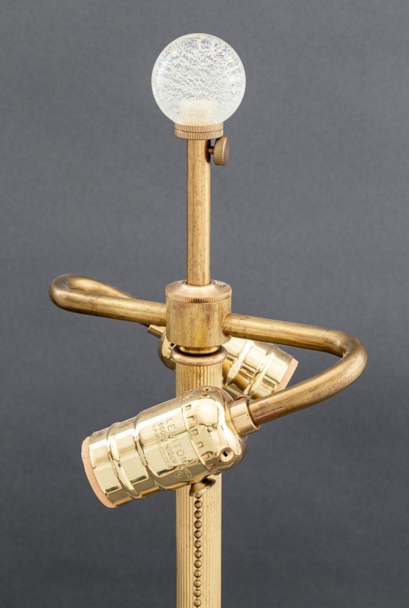 Lampe en verre nervuré de style Murano, avec des accents de feuilles d'argent, 20e siècle. 26
