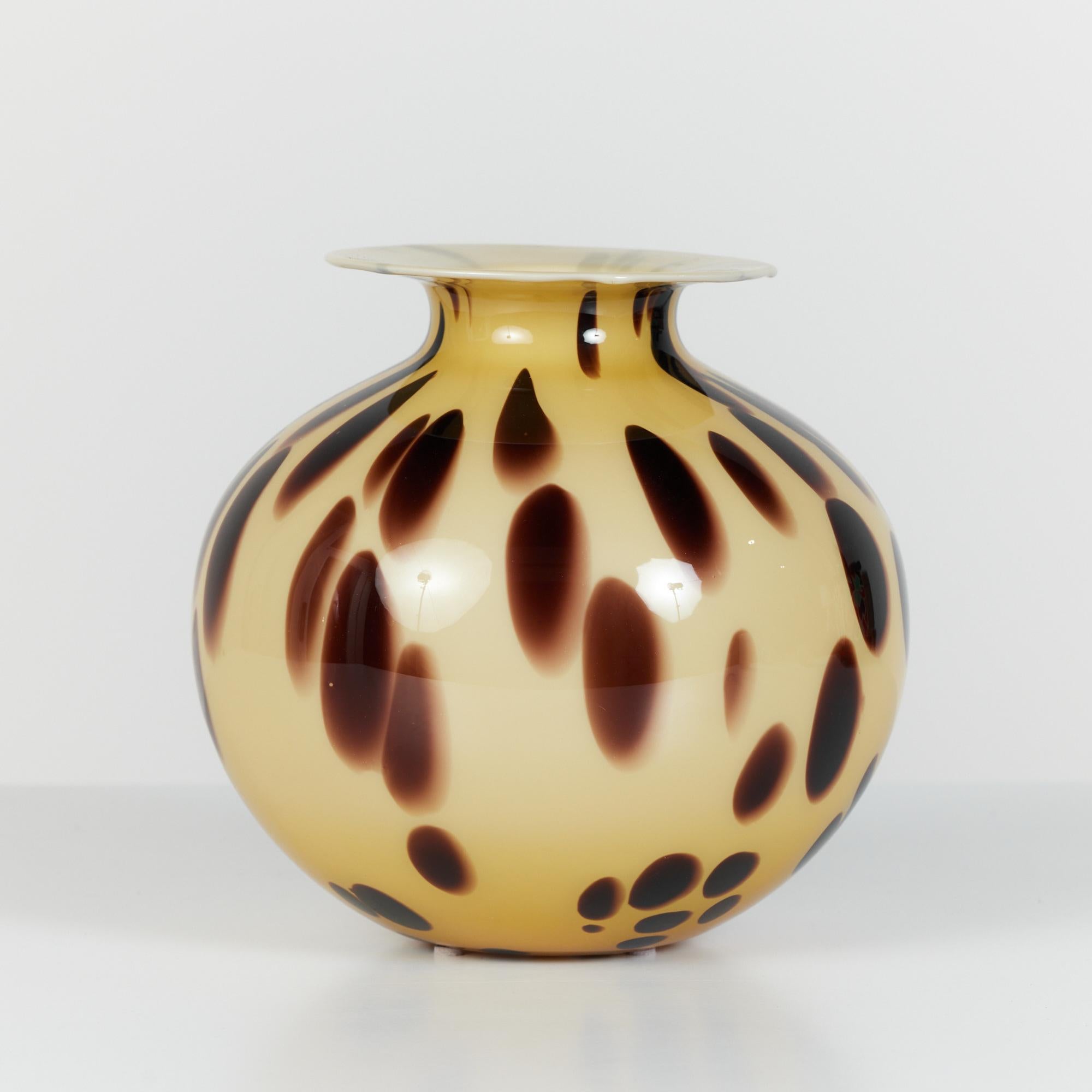 Murano style glass vase, circa 1960s, Italy. The round shaped vase features a tan and brown tortoise patterned glass. The lip of the vase fans out to a flat top.

Marked made in Italy.

Dimensions
10