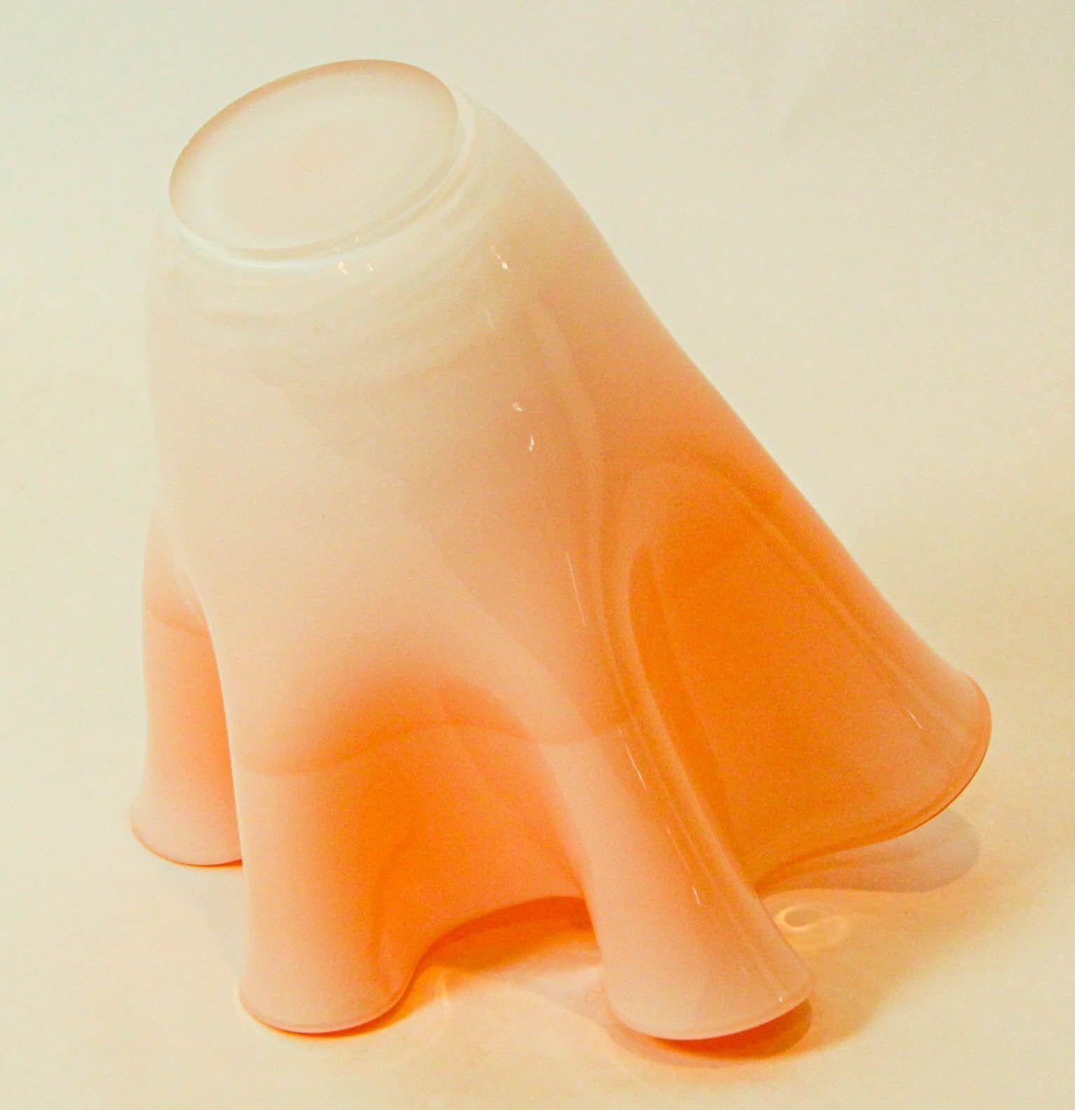 Vaso italiano di Murano arancione a forma di fazzoletto 1970 in vendita 4