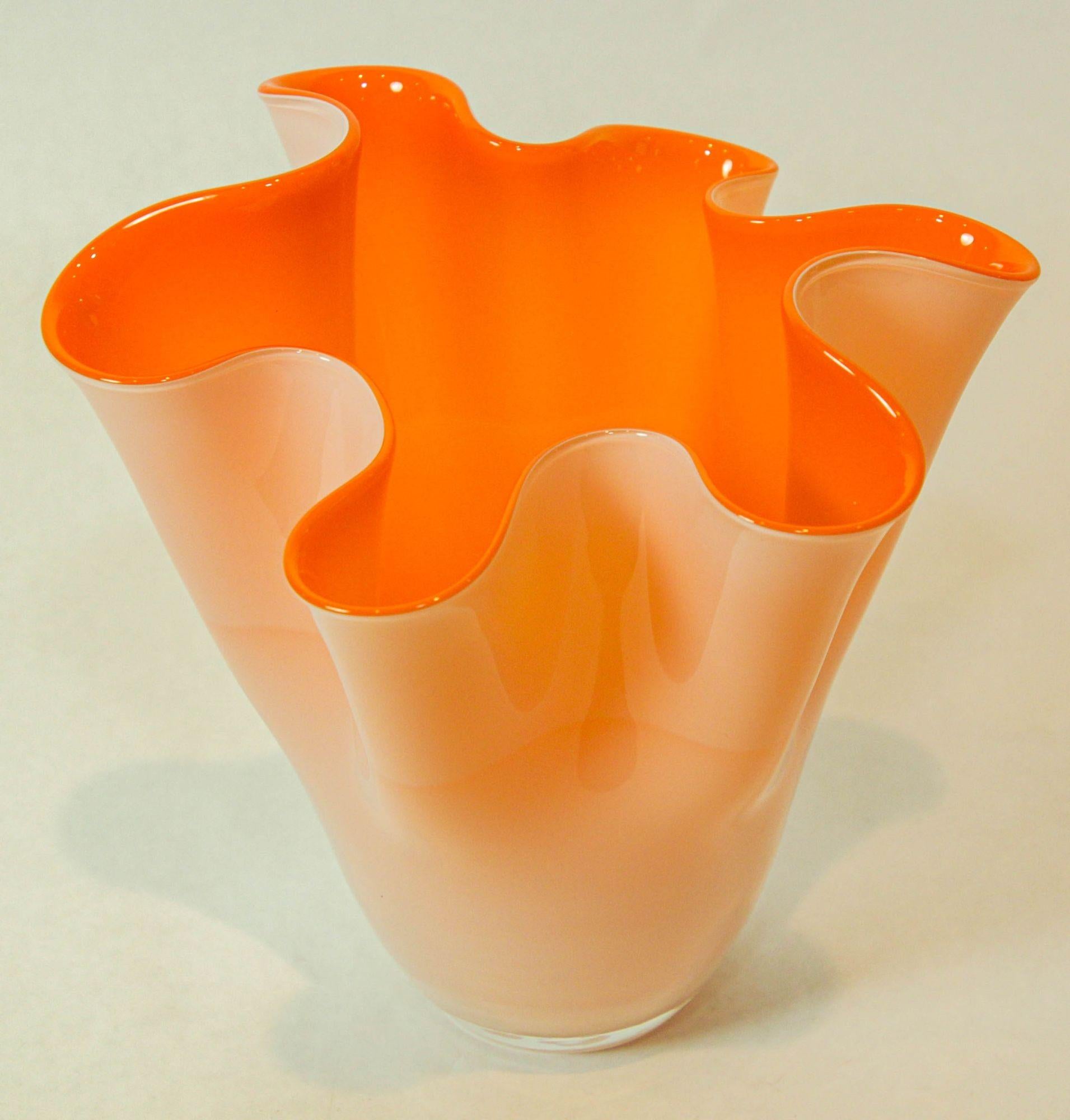 Bellissimo vaso decorativo a fazzoletto in vetro artistico arancione soffiato a mano in stile italiano di Murano.
Ciotola decorativa scultorea realizzata a mano con una forma organica in un involucro arancione brillante in vetro bianco.
Il vaso è