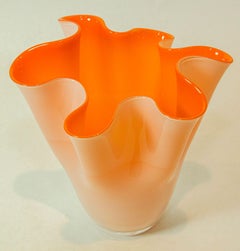 Italienische Vase im Murano-Stil in Orange, frei geformter Taschentuch 1970er Jahre
