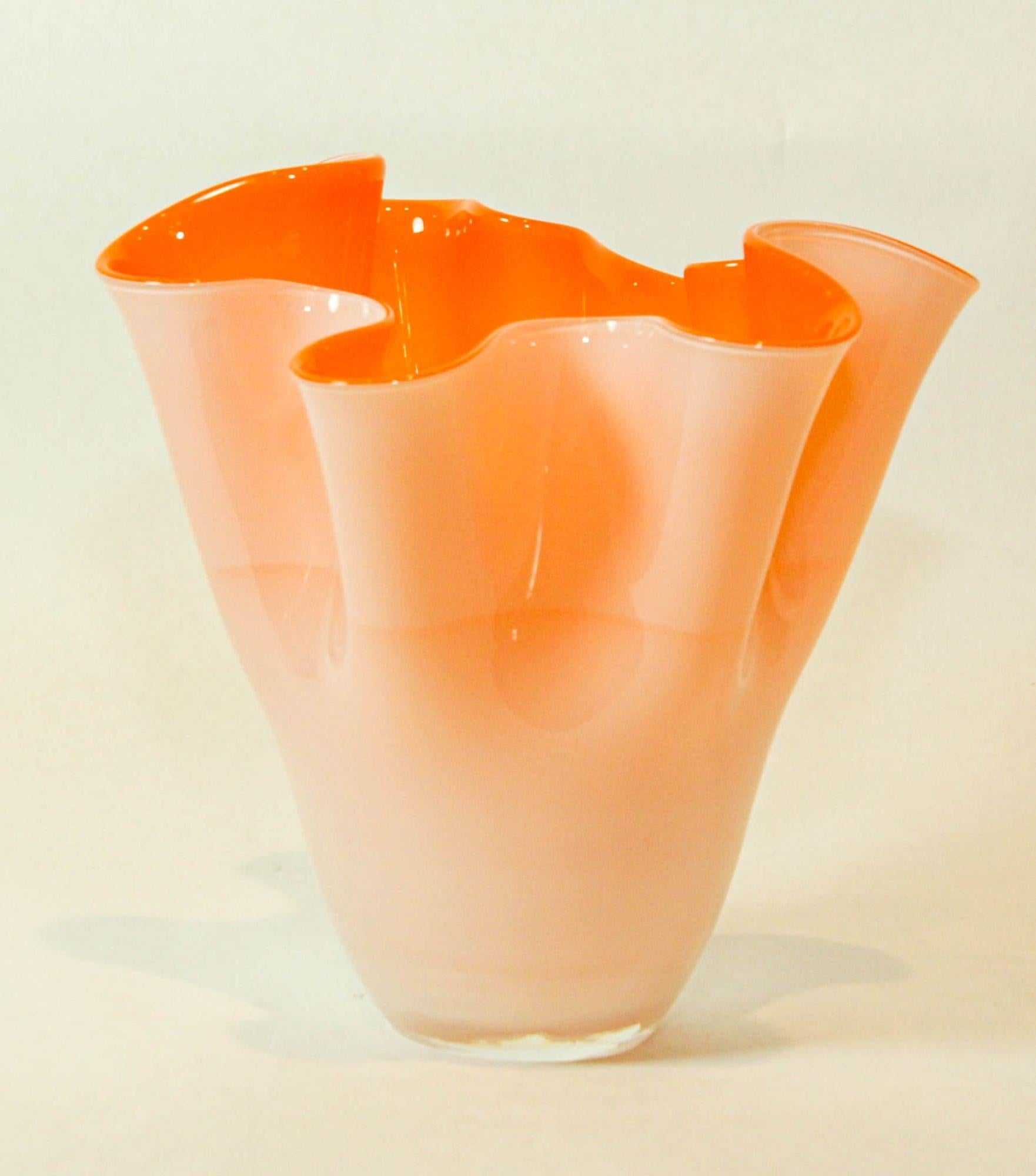 Mid-Century moderno Vaso italiano di Murano arancione a forma di fazzoletto 1970 in vendita