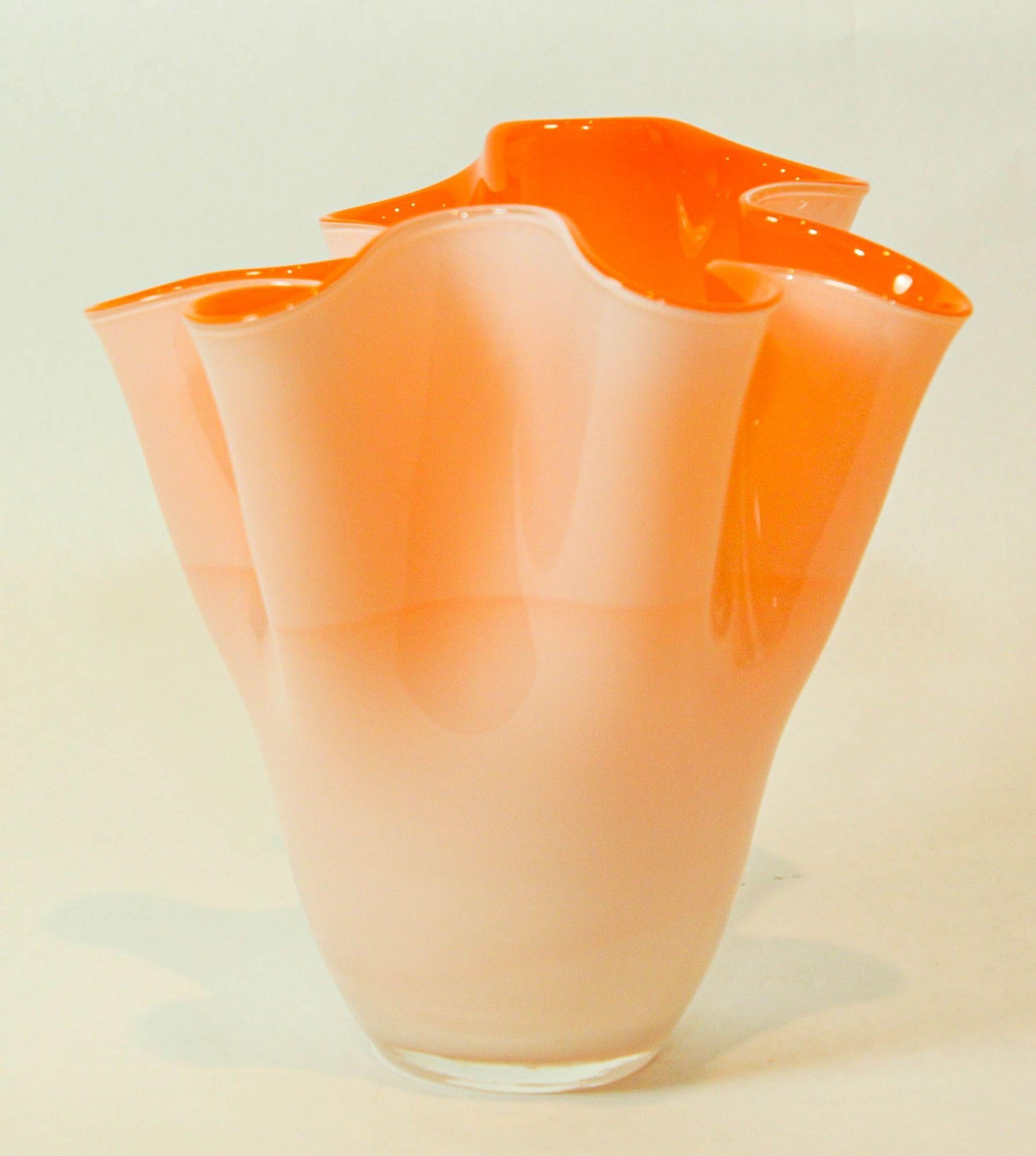 Sconosciuto Vaso italiano di Murano arancione a forma di fazzoletto 1970 in vendita