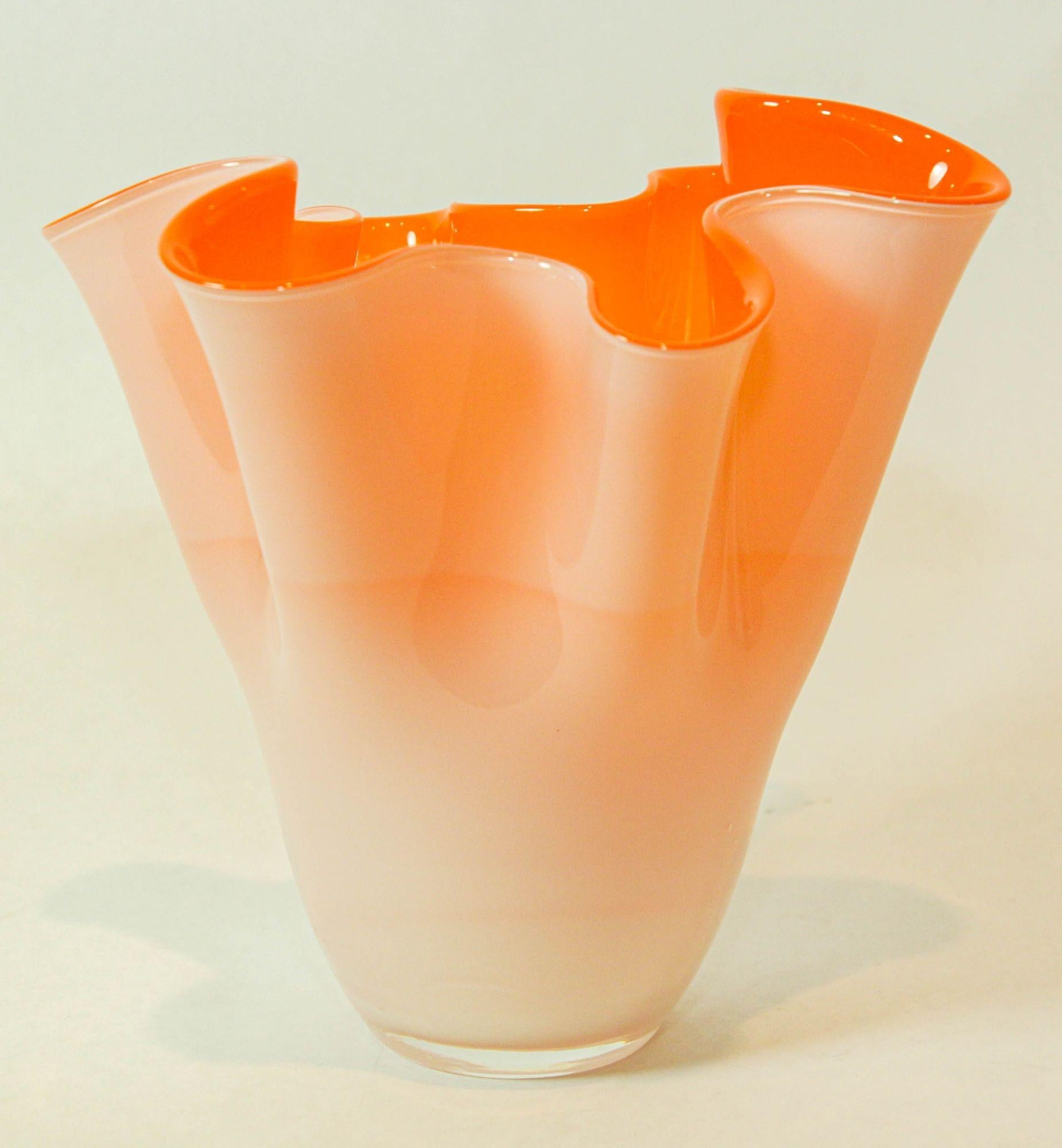 Fatto a mano Vaso italiano di Murano arancione a forma di fazzoletto 1970 in vendita