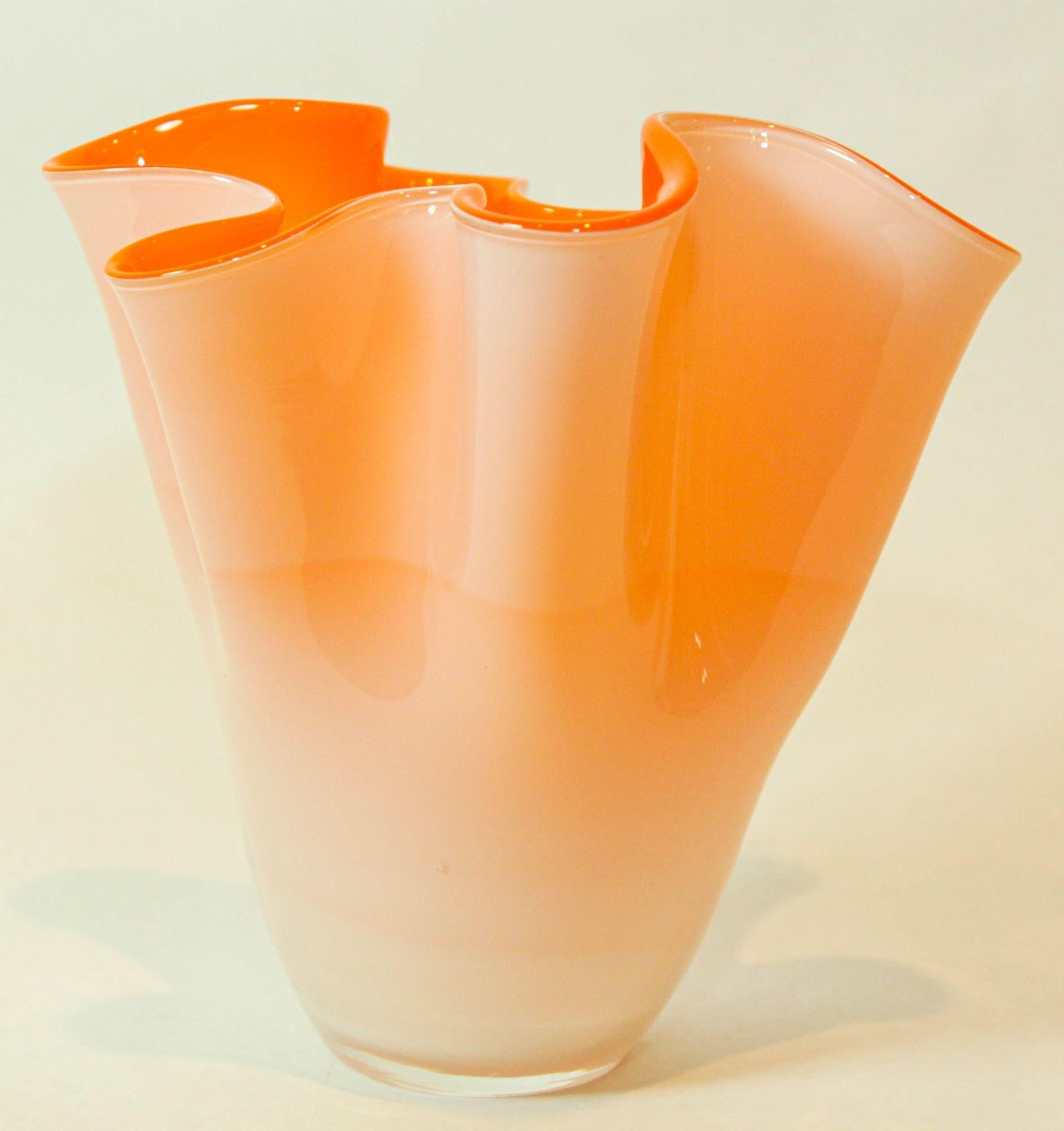 Vaso italiano di Murano arancione a forma di fazzoletto 1970 In condizioni buone in vendita a North Hollywood, CA