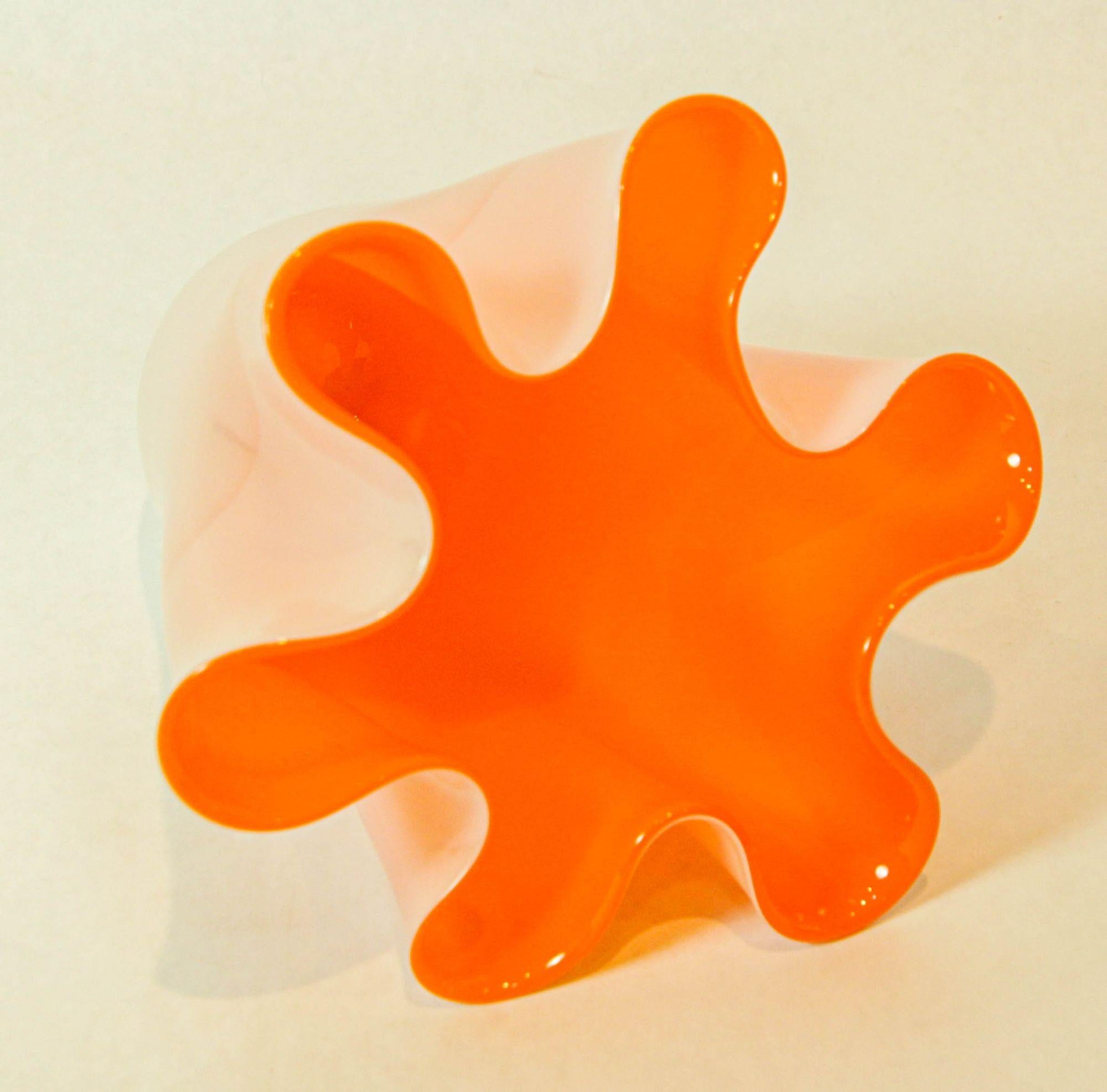 XX secolo Vaso italiano di Murano arancione a forma di fazzoletto 1970 in vendita