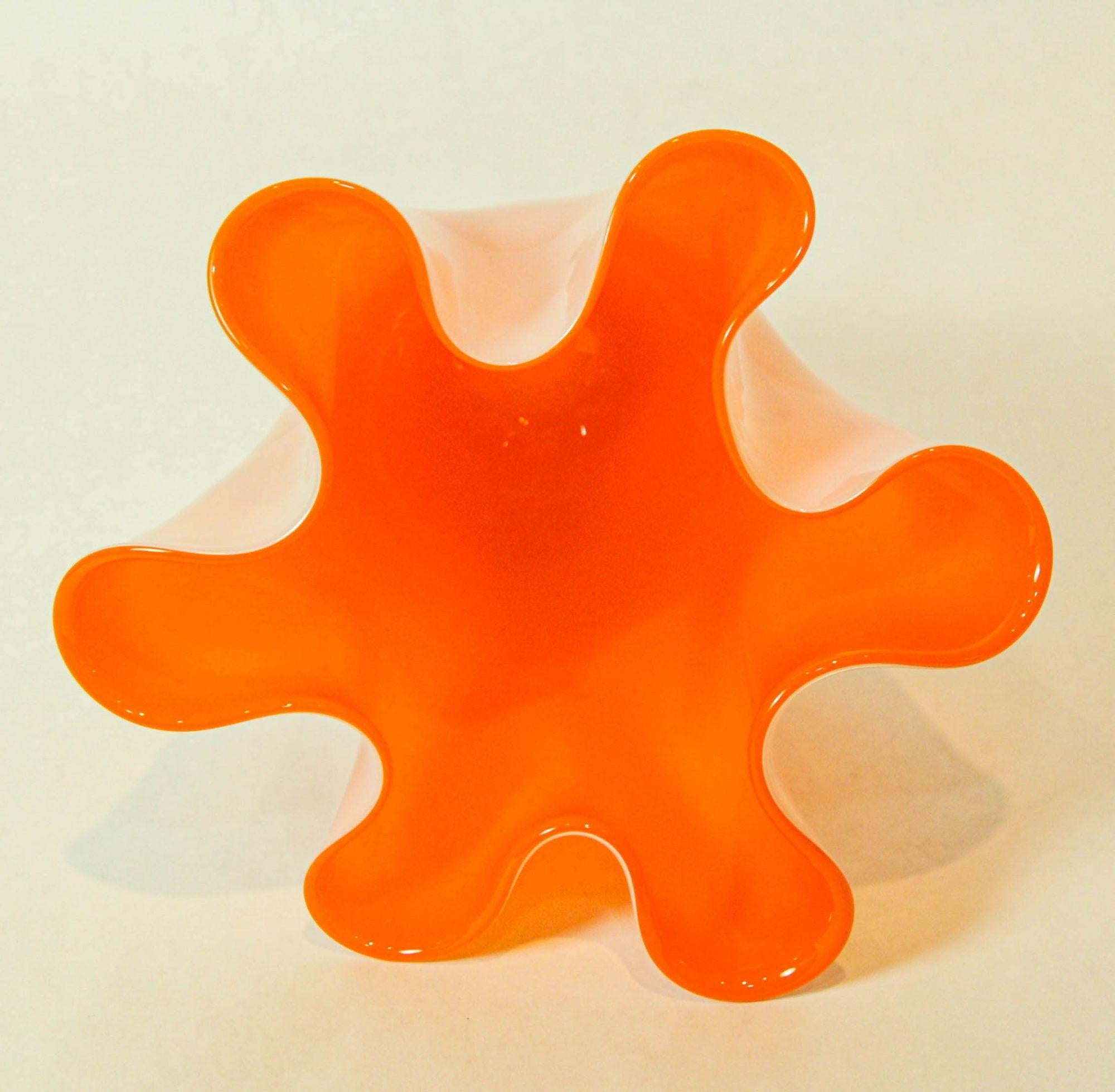Vetro artistico Vaso italiano di Murano arancione a forma di fazzoletto 1970 in vendita
