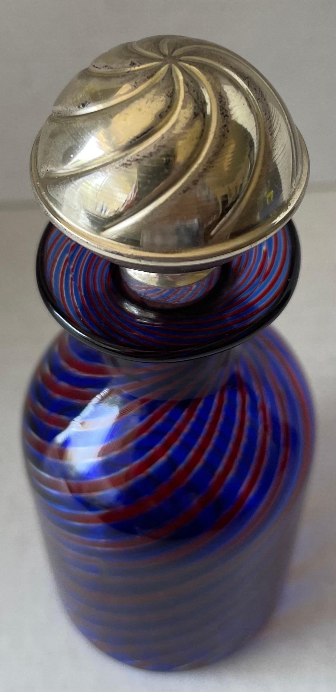 Italiano Bottiglia di profumo in vetro di Murano con coperchio in argento in vendita
