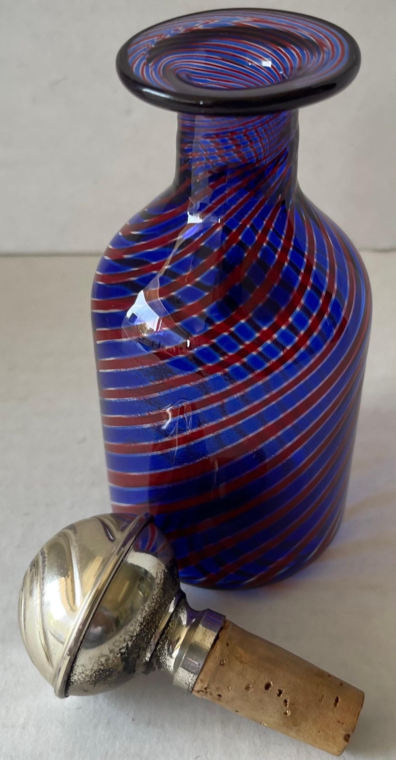 Fine XX secolo Bottiglia di profumo in vetro di Murano con coperchio in argento in vendita
