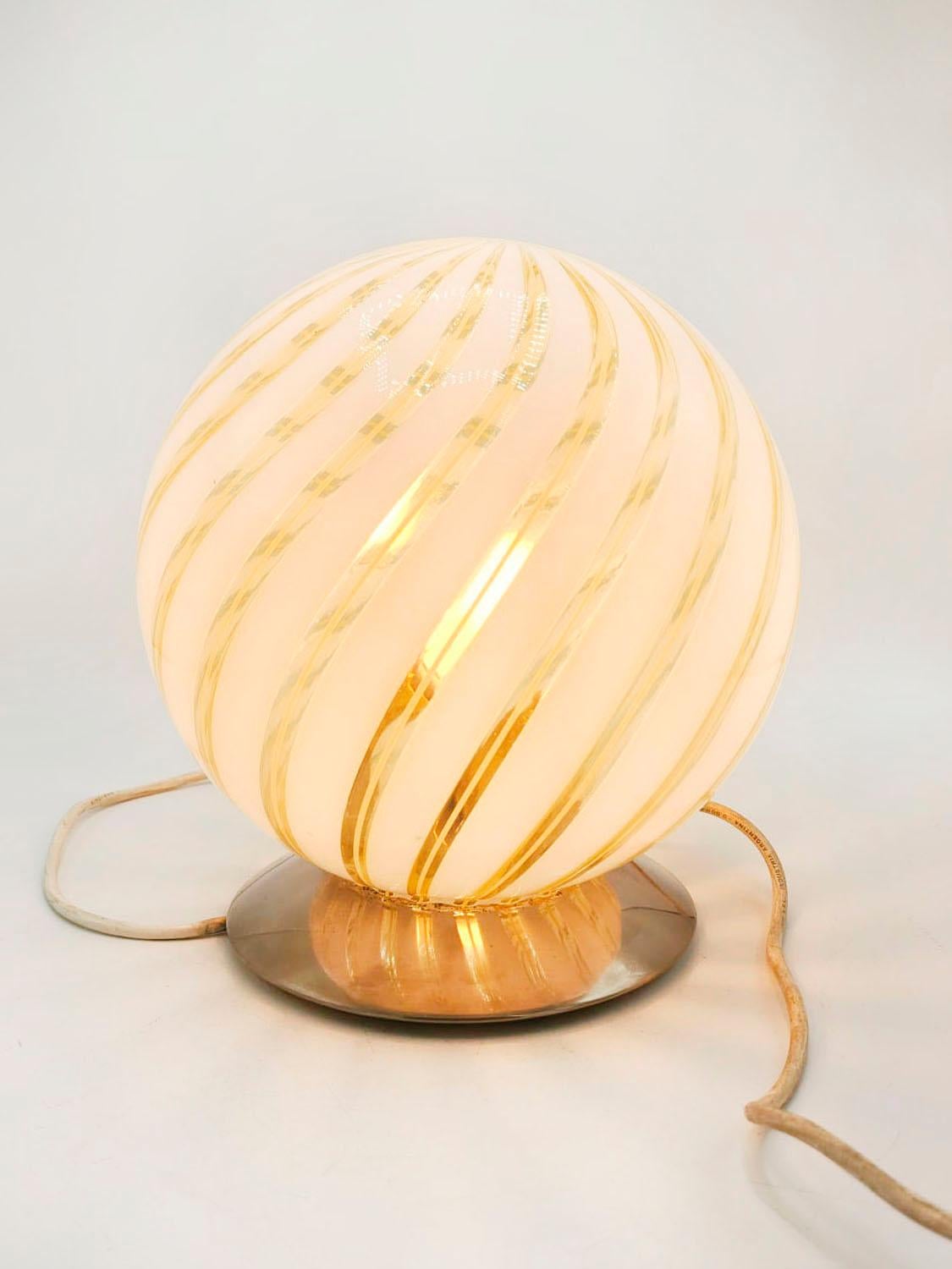                    Italian Murano table lamp 1950 Attributed to Venini 

Globe-shaped table lamp in Murano from the golden age of 1950, attributed 
     to Venini. If you are a collector of that era or you are simply passionate 
                