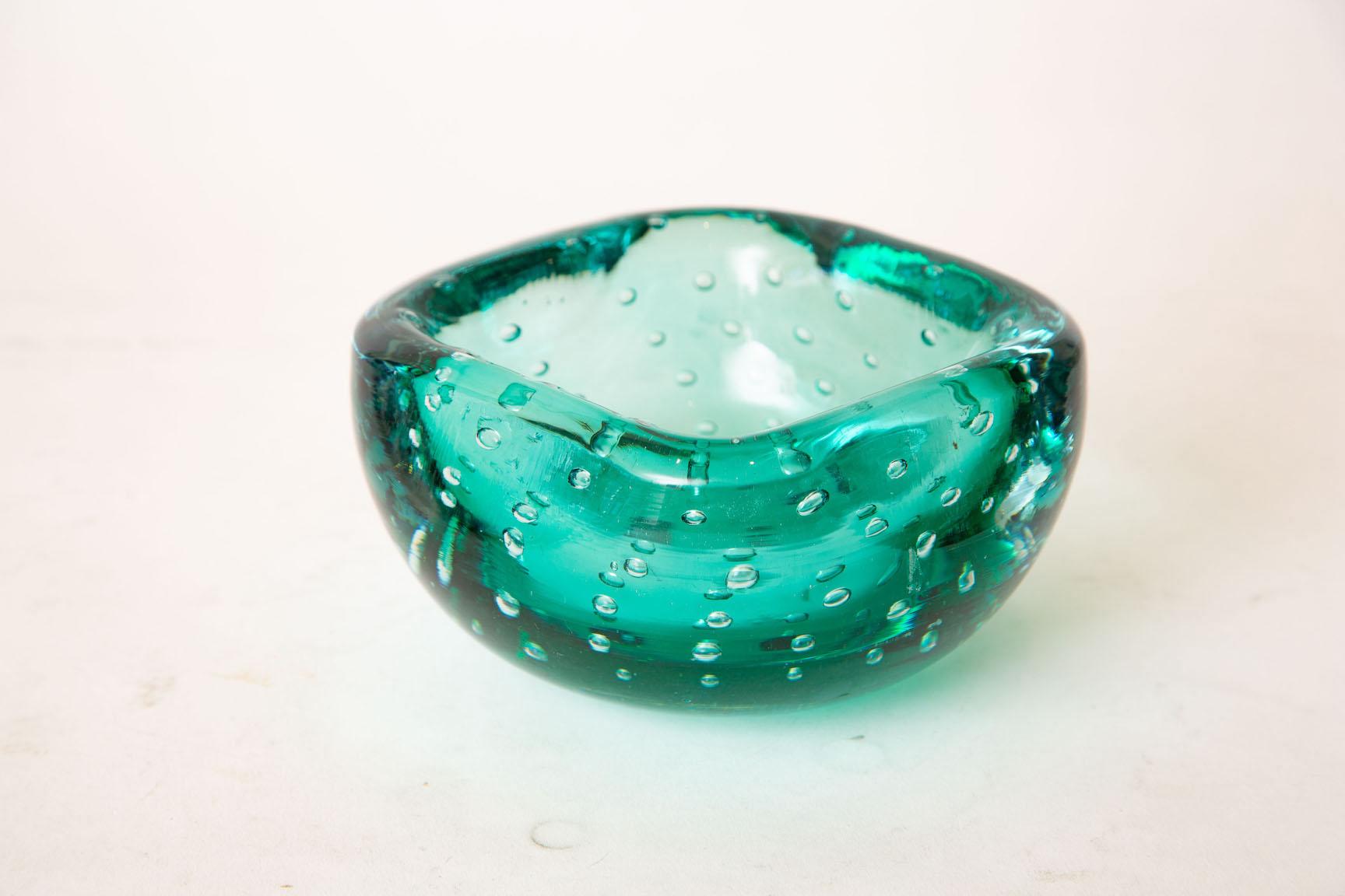 This rich color of teal emerald green Italian murano glass square bowl has lots of bubbles inclusive as the technique called Bullecante. It is great as a decorative bowl or for serving your favorite nuts or sweets. Vintage from the 60's. There are