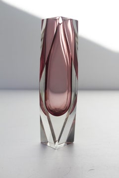 Italienische Murano Glass Sommerso Vase, 1970er Jahre, facettiert.